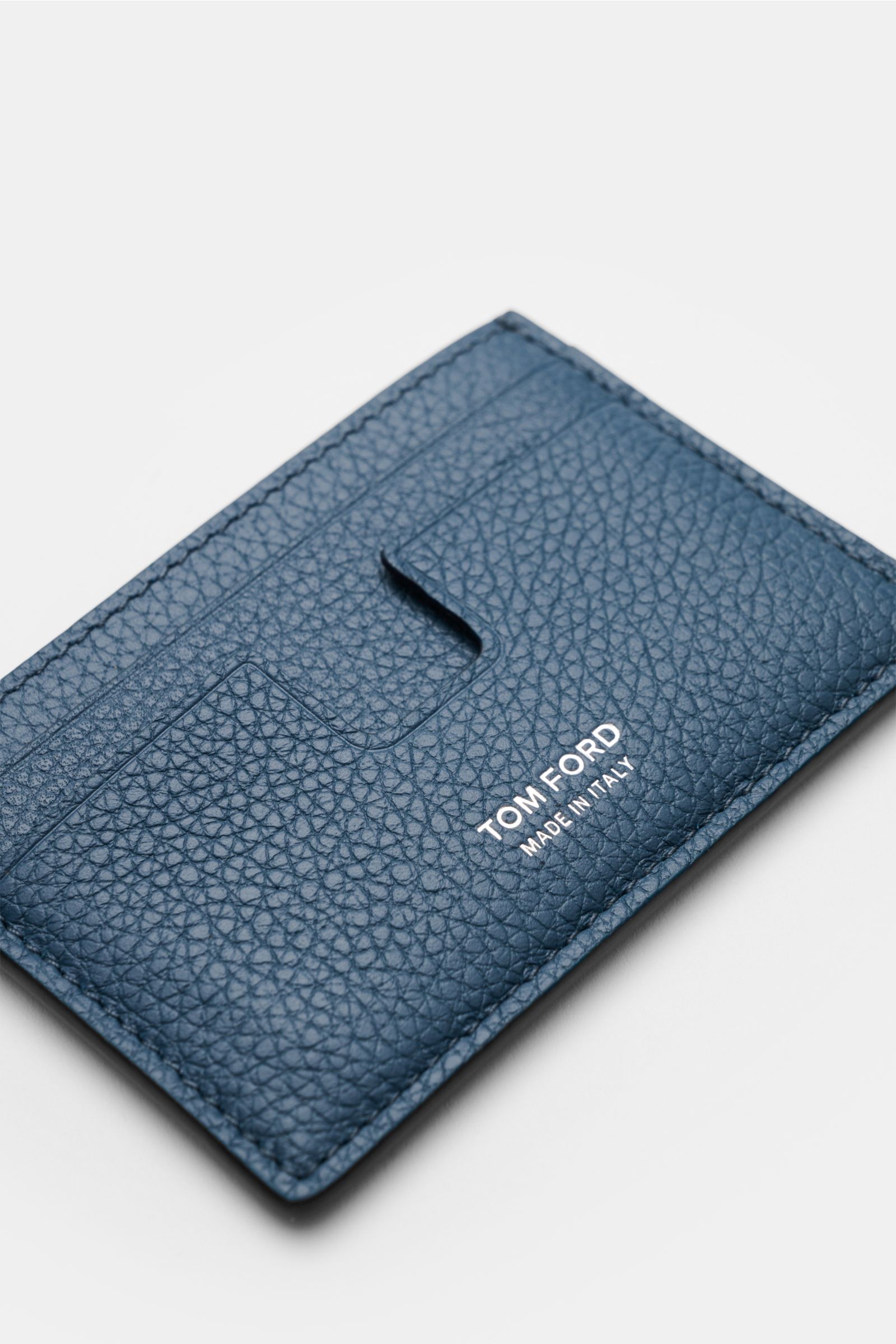 Tom Ford Kartenetui graublau aus genarbtem Kalbleder, seitlich fotografiert, mit fünf Steckfächern, Mittelfach, silberfarbener Prägung, ca. 10x7 cm.