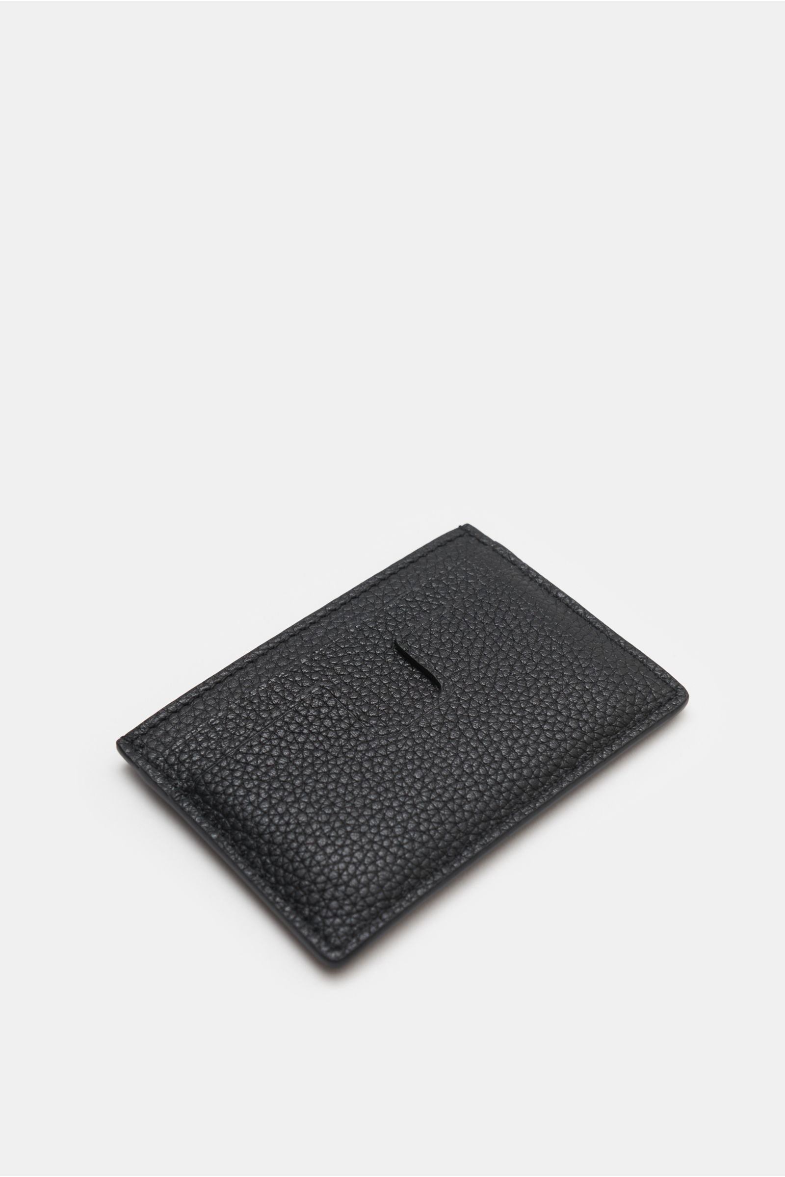 Tom Ford Kartenetui schwarz aus genarbtem Kalbleder, liegend fotografiert mit fünf Steckfächern, Mittelfach und silberfarbener Prägung.