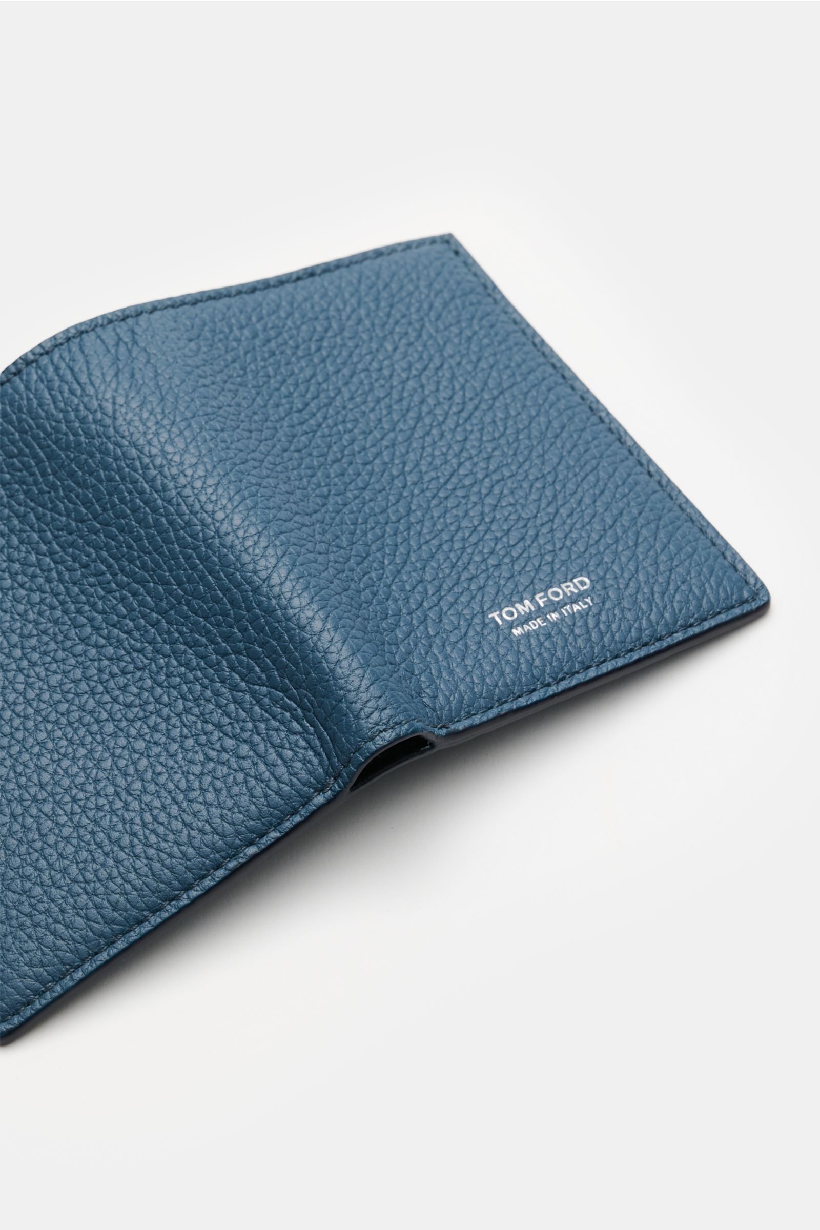 Close-up of a Tom Ford Portemonnaie navy photographed from above, showing its textured navy calf leather and silver logo embossing.

Unverzichtbarer Alltagsbegleiter: Minimalistische Ästhetik und hochwertiges Kalbleder prägen dieses stylishe TOM FORD P