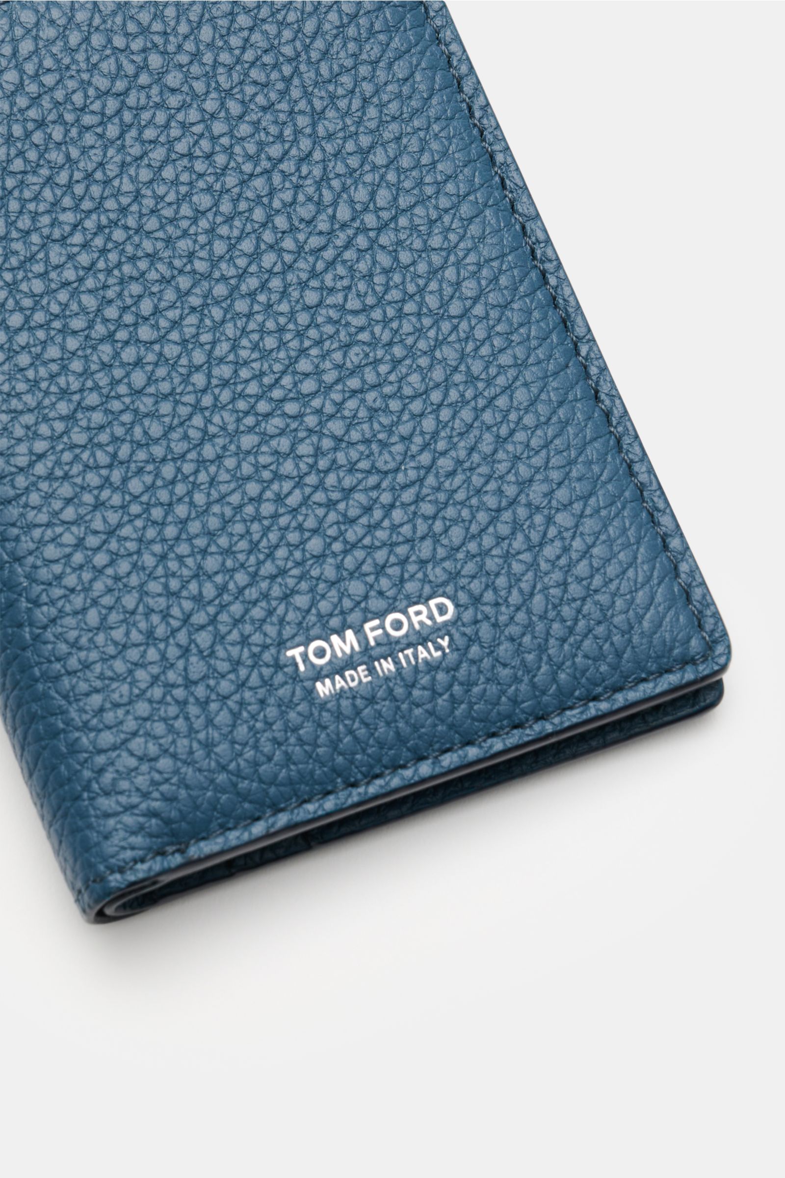 Close-up front view of Tom Ford Portemonnaie navy in textured blue calf leather with silver logo embossing.

Unverzichtbarer Alltagsbegleiter: Minimalistische Ästhetik und hochwertiges Kalbleder prägen dieses stylishe TOM FORD Portemonnaie mit silberne