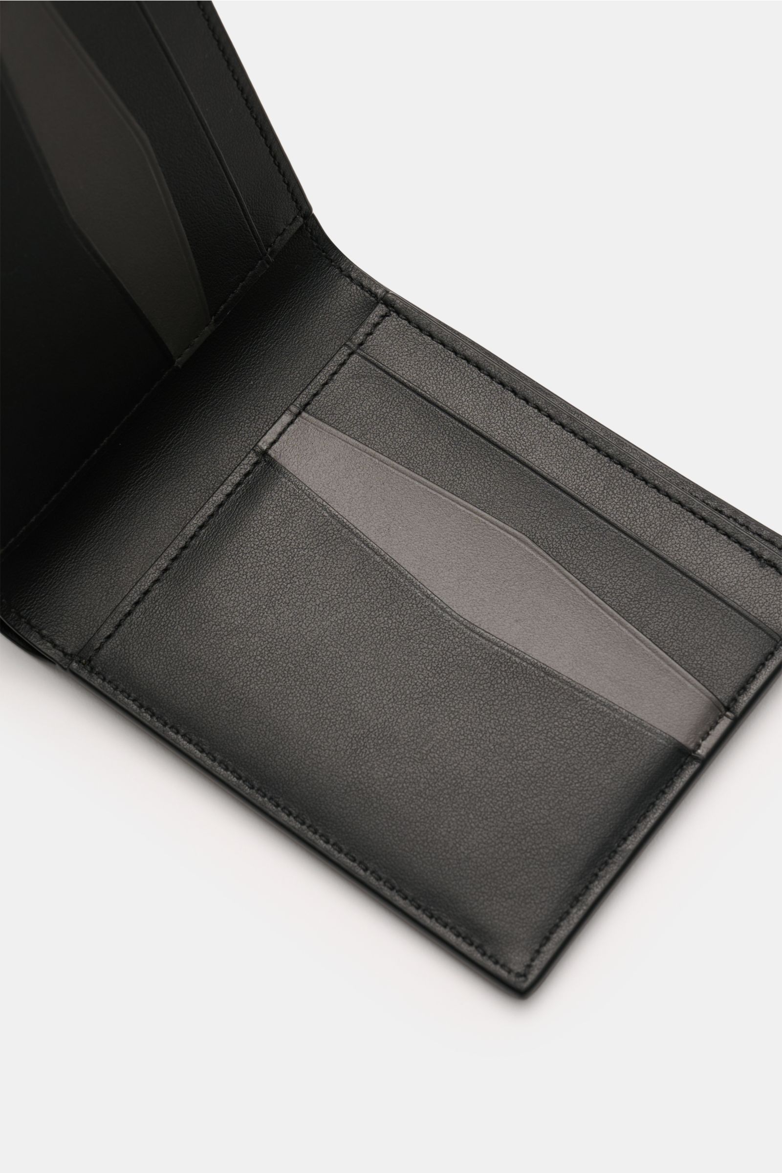 Opened Serapian Portemonnaie 'Mosaico' schwarz/dunkelgrau in close-up from above, showing six card slots, two receipt compartments, and smooth black leather with fine grain.

Description: Stilvoll verstaut: Das klappbare Portemonnaie von SERAPIAN aus e