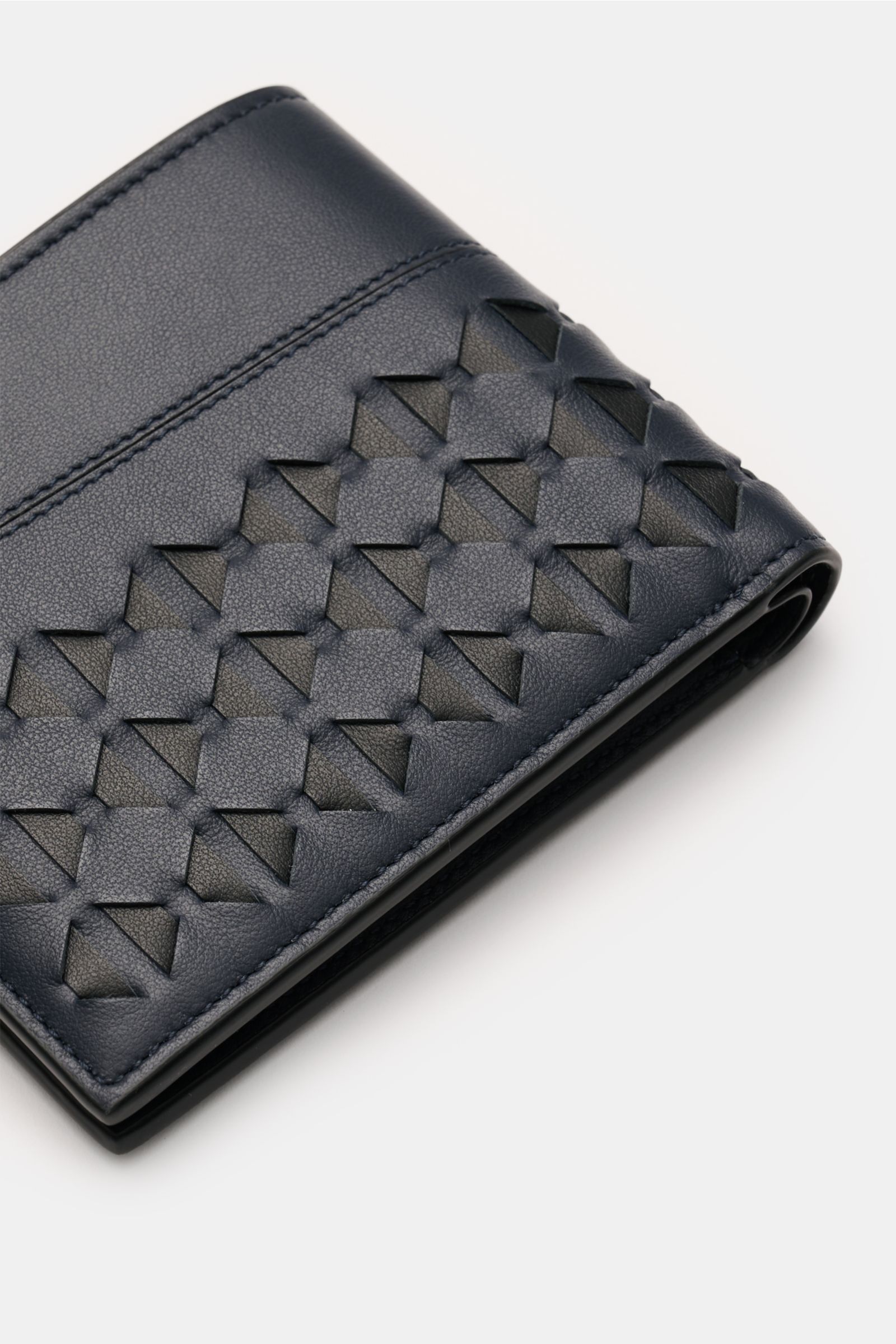 Serapian Portemonnaie 'Mosaico' navy/schwarz aus edlem Glattleder mit feiner Narbung, klappbar, Mosaico-Design, sechs Kartenfächern, Seitenansicht.