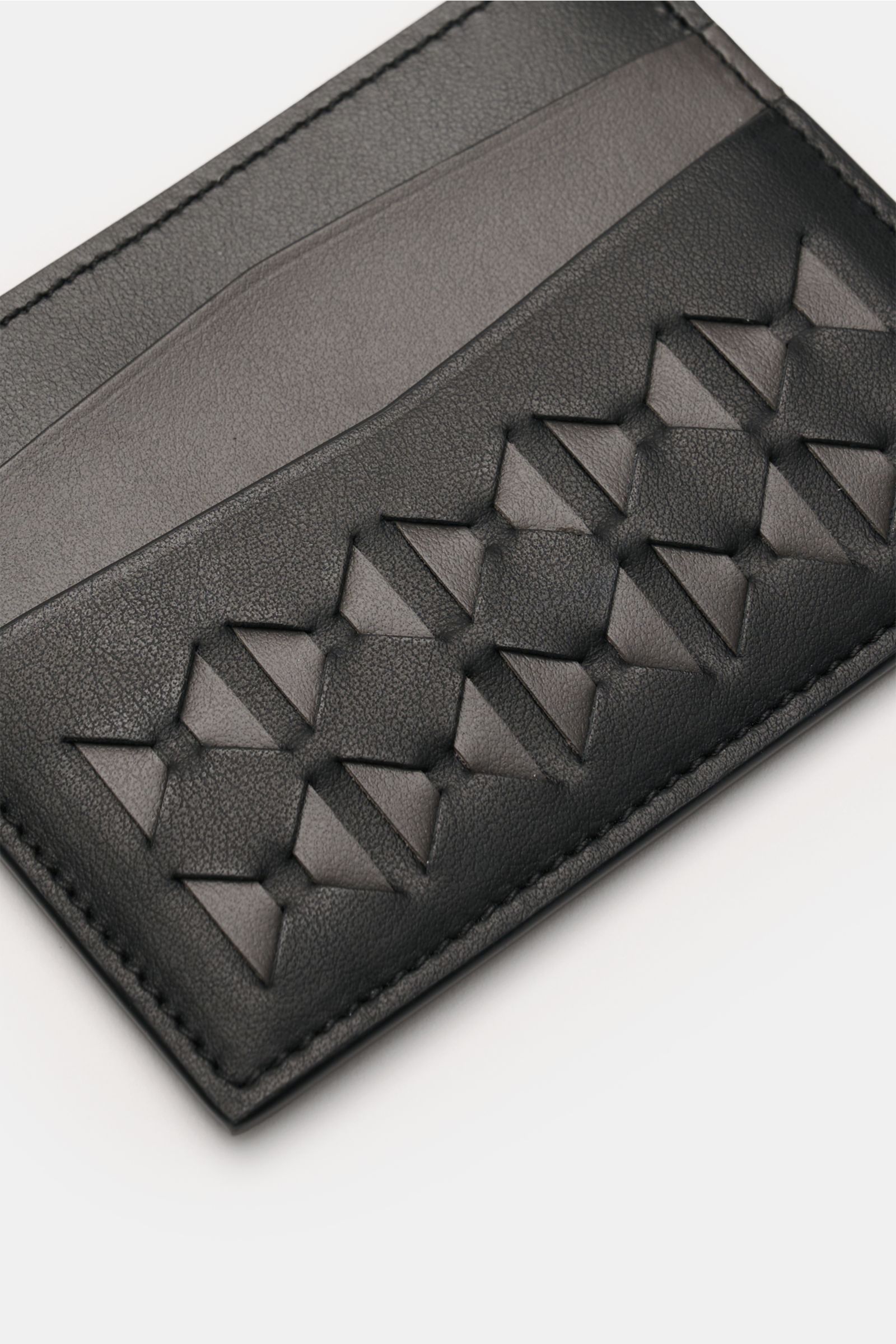 Serapian Kartenetui 'Mosaico' schwarz/dunkelgrau, handgearbeitetes Glattleder mit feiner Narbung, Mosaico-Flechtwerk, vier Kartenfächer, Ansicht von oben schräg.