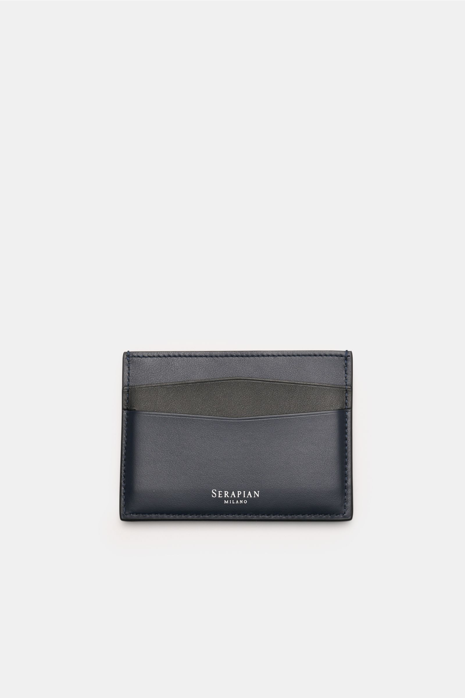 Front view of Serapian Kartenetui 'Mosaico' navy/schwarz cardholder in smooth navy and black leather with silver logo, featuring one main compartment and four card slots.

Wertvoller Begleiter: Das handgearbeitete, für SERAPIAN ikonische 'Mosaico'-Flec