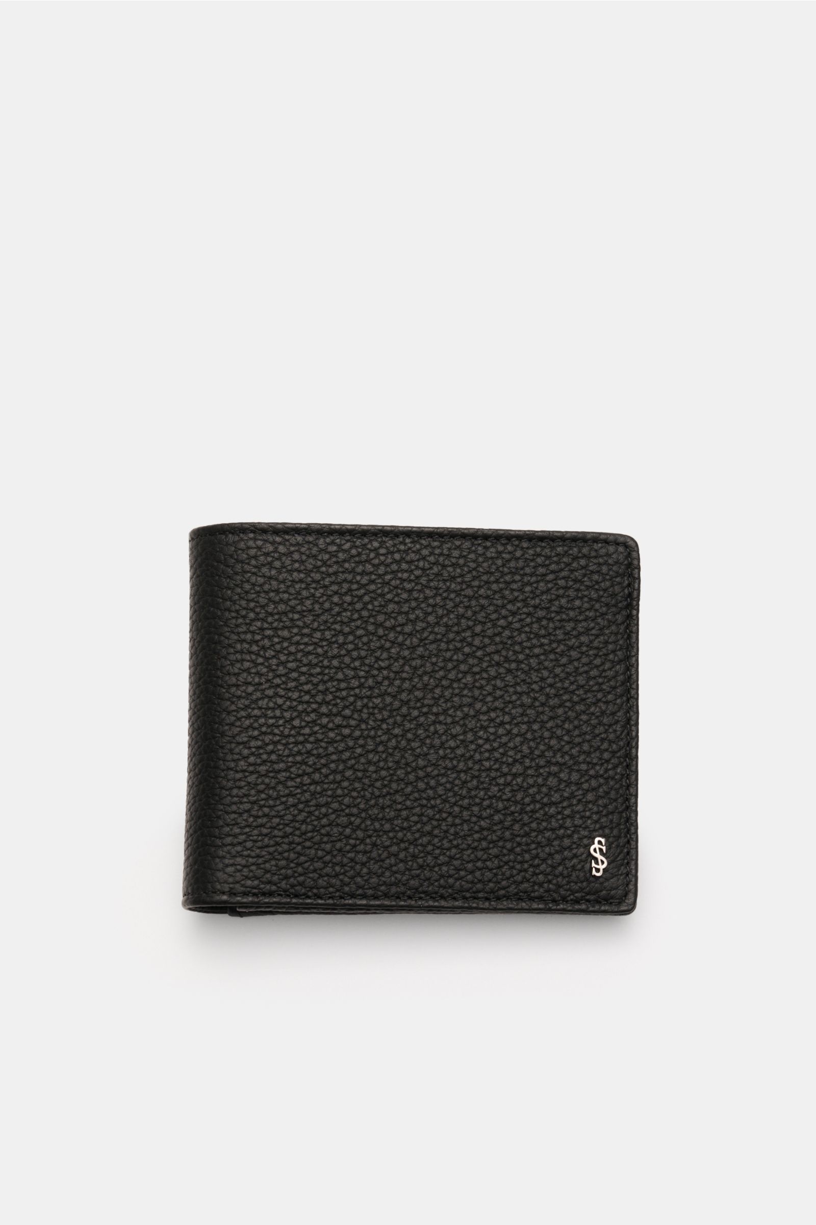 Front view of Serapian Portemonnaie schwarz in black Cashmere calf leather with marked grain and silver metal logo on bottom right corner.

Alles Wesentliche stilvoll organisiert: Das klassische Portemonnaie von SERAPIAN aus edlem Cashmere-Leder bietet