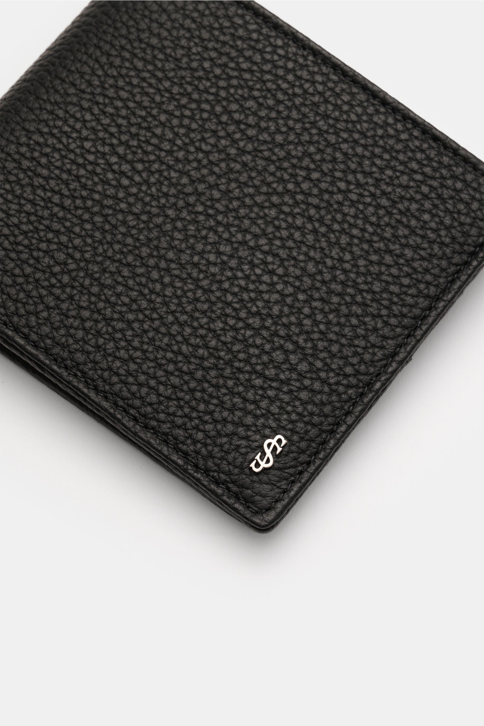 Alt tag (125 characters):  
Close-up top view of Serapian Portemonnaie schwarz in black cashmere leather with silver logo and textured grain.

Additional description:  
Alles Wesentliche stilvoll organisiert: Das klassische Portemonnaie von SERAPIAN au