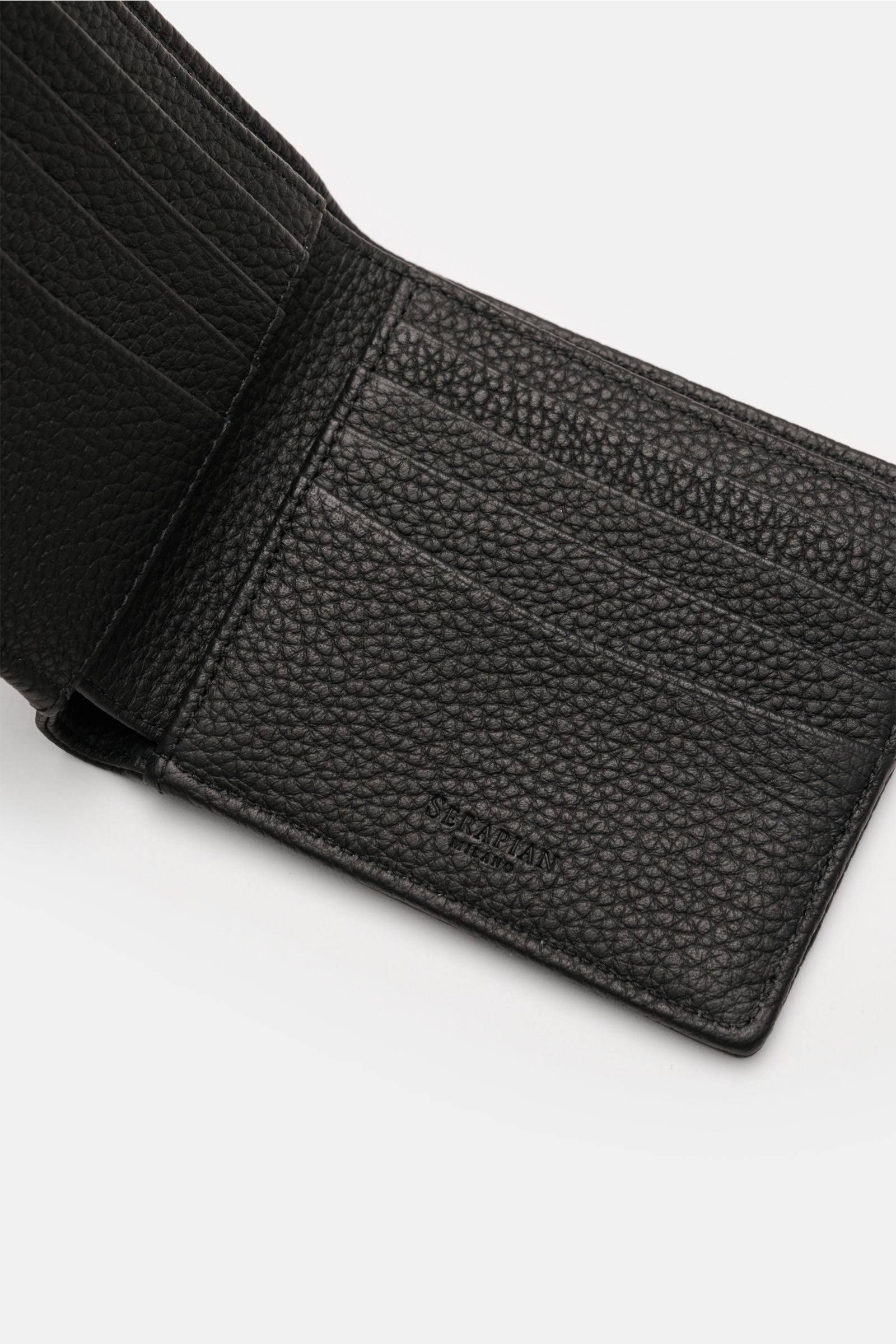 Close-up top view of the Serapian Portemonnaie schwarz, a black cashmere leather wallet with textured grain, eight card slots, two receipt compartments, and SERAPIAN branding inside.

Alles Wesentliche stilvoll organisiert: Das klassische Portemonnaie 