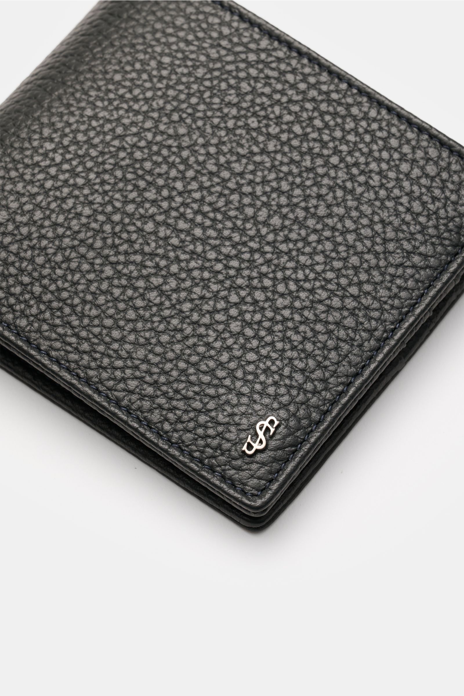 Top angled view of Serapian Portemonnaie navy with pebbled cashmere leather, silver logo, and detailed stitching on white background.

Description: Alles Wesentliche stilvoll organisiert: Das klassische Portemonnaie von SERAPIAN aus edlem Cashmere-Lede