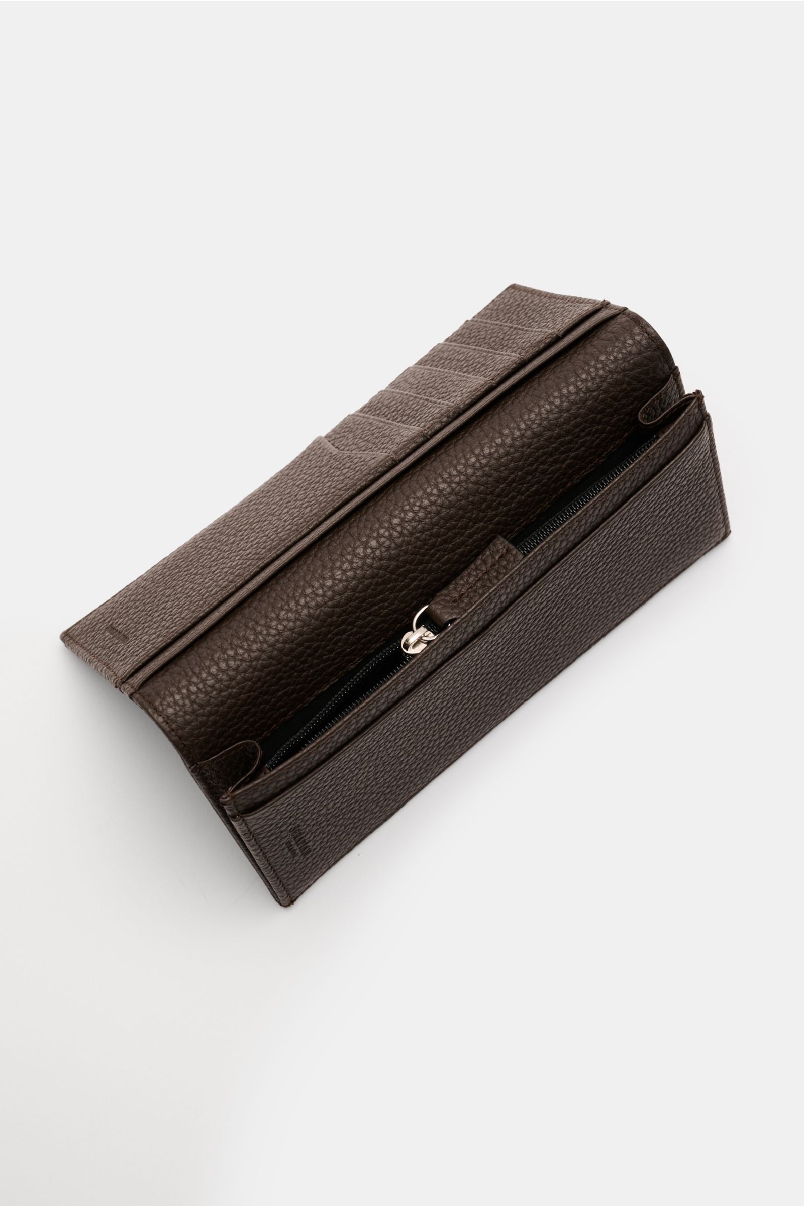 Open Serapian Portemonnaie dunkelbraun made of luxurious cashmere calf leather with textured grain, zipper coin compartment, card slots, photographed from a top angle. 

Perfekt organisiert: Die Kontinental-Geldbörse von SERAPIAN aus edlem Cashmere-Kal