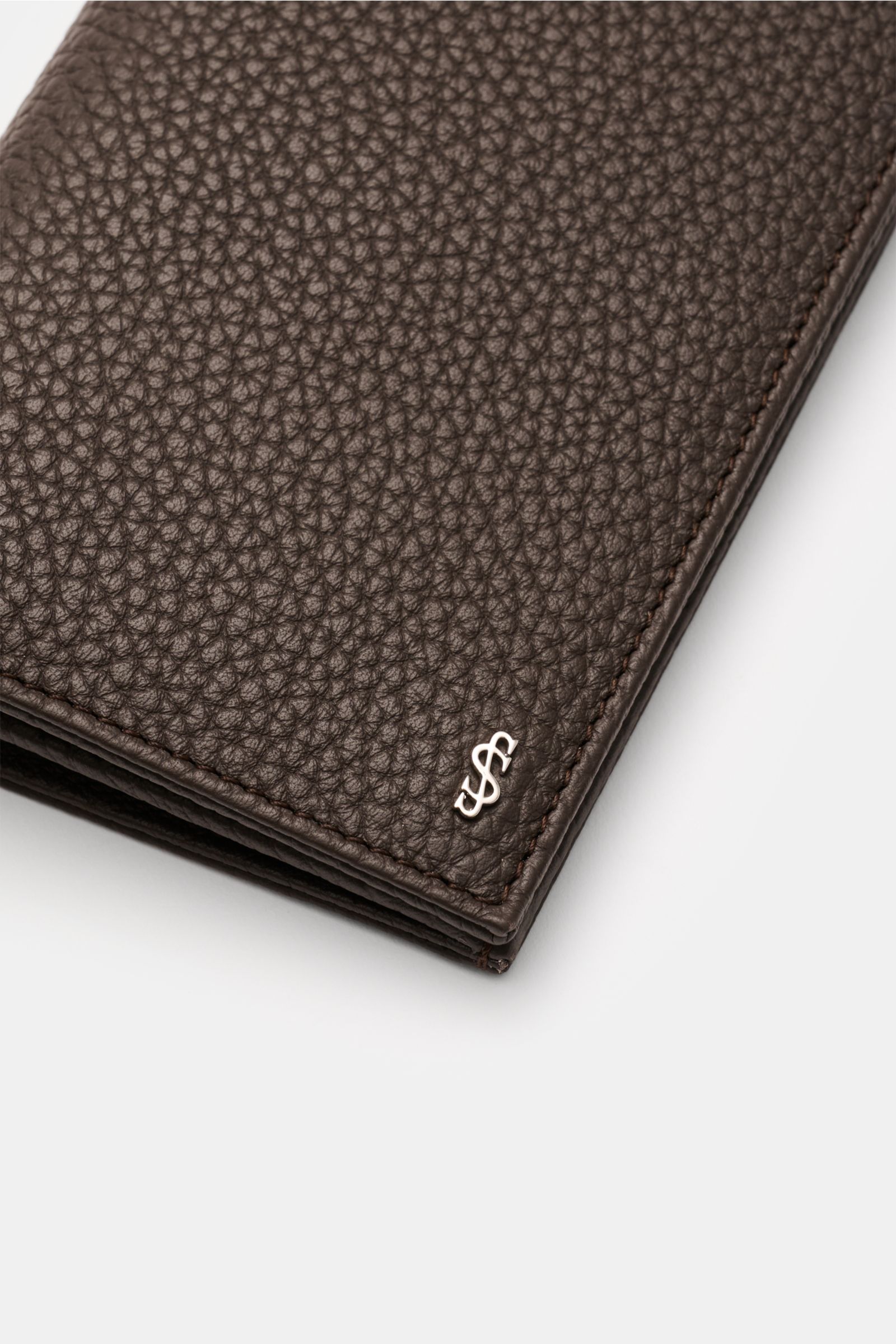 Close-up top view of Serapian Portemonnaie dunkelbraun in dark brown cashmere calf leather with marked grain, silver metal logo.

Perfekt organisiert: Die Kontinental-Geldbörse von SERAPIAN aus edlem Cashmere-Kalbleder bietet ausreichend Platz für Barg