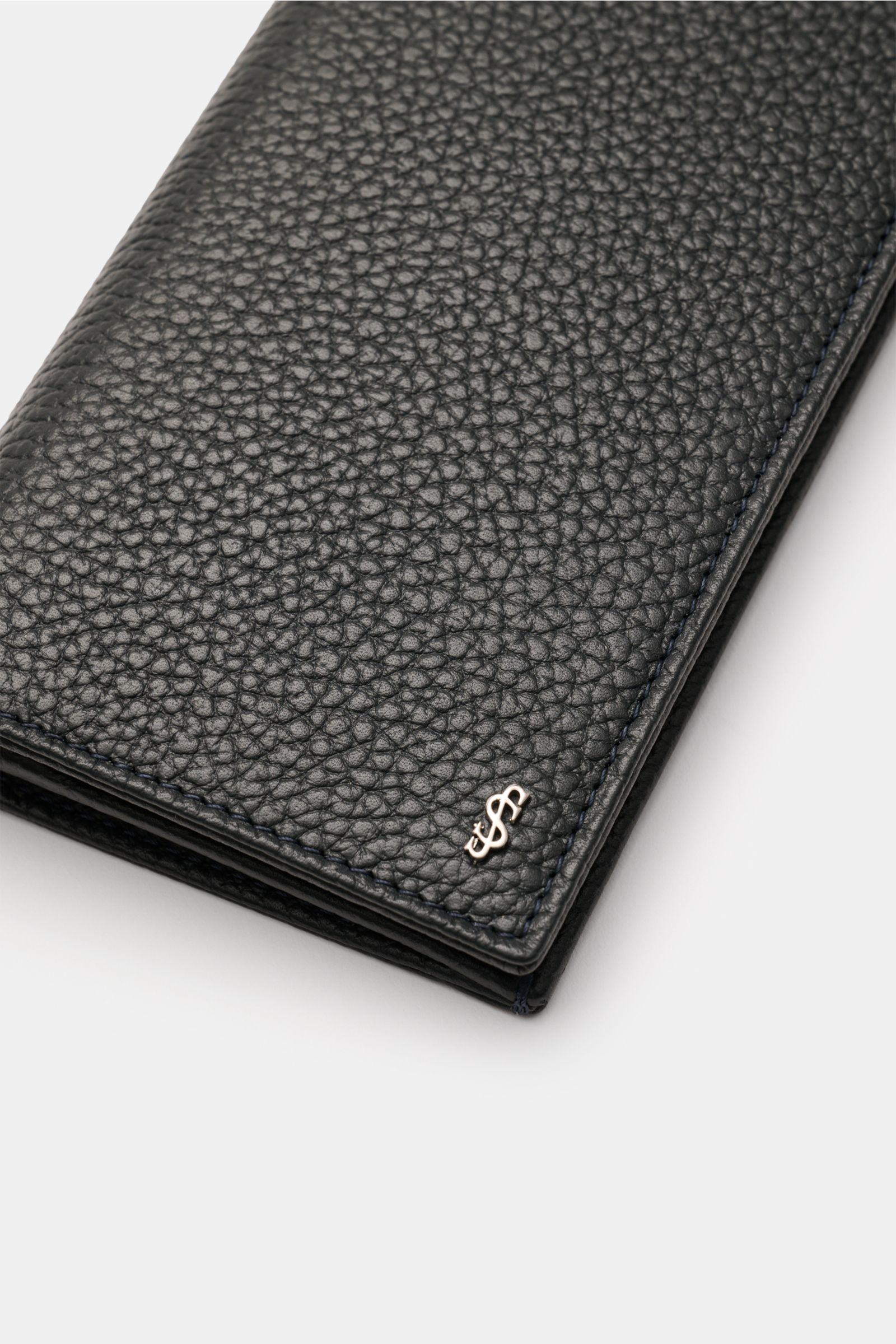 Close-up perspective of the Serapian Portemonnaie navy showing its pebbled cashmere calf leather, silver metal logo, and fine stitching, perfectly organized with multiple compartments. 

Description: 
Perfekt organisiert: Die Kontinental-Geldbörse von 