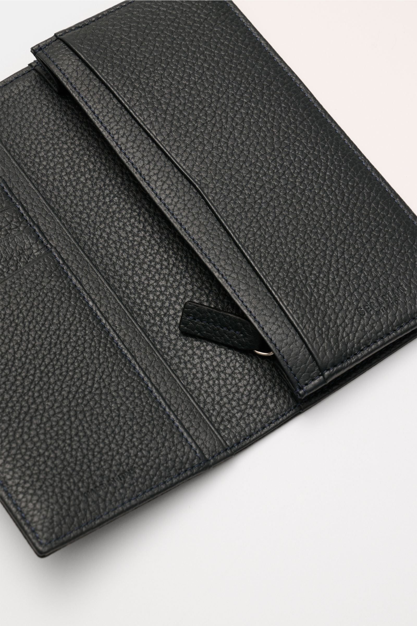 Top-down view of Serapian Portemonnaie navy, a continental wallet in pebbled cashmere calf leather with multiple compartments and subtle logo.

Description: Perfekt organisiert: Die Kontinental-Geldbörse von SERAPIAN aus edlem Cashmere-Kalbleder bietet