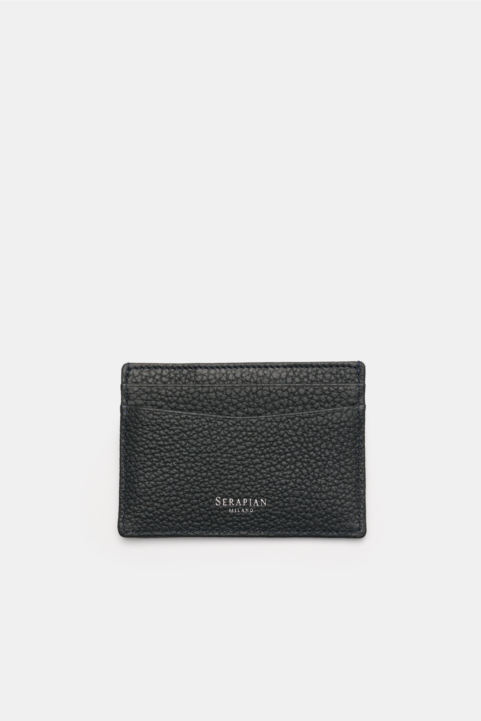Front view of the Serapian Kartenetui navy, a compact cardholder in textured navy Cashmere calf leather with four card slots, one main compartment, and a silver metal logo.

Description: Feinste Handwerkskunst im Taschenformat: Das Kartenetui von SERAP