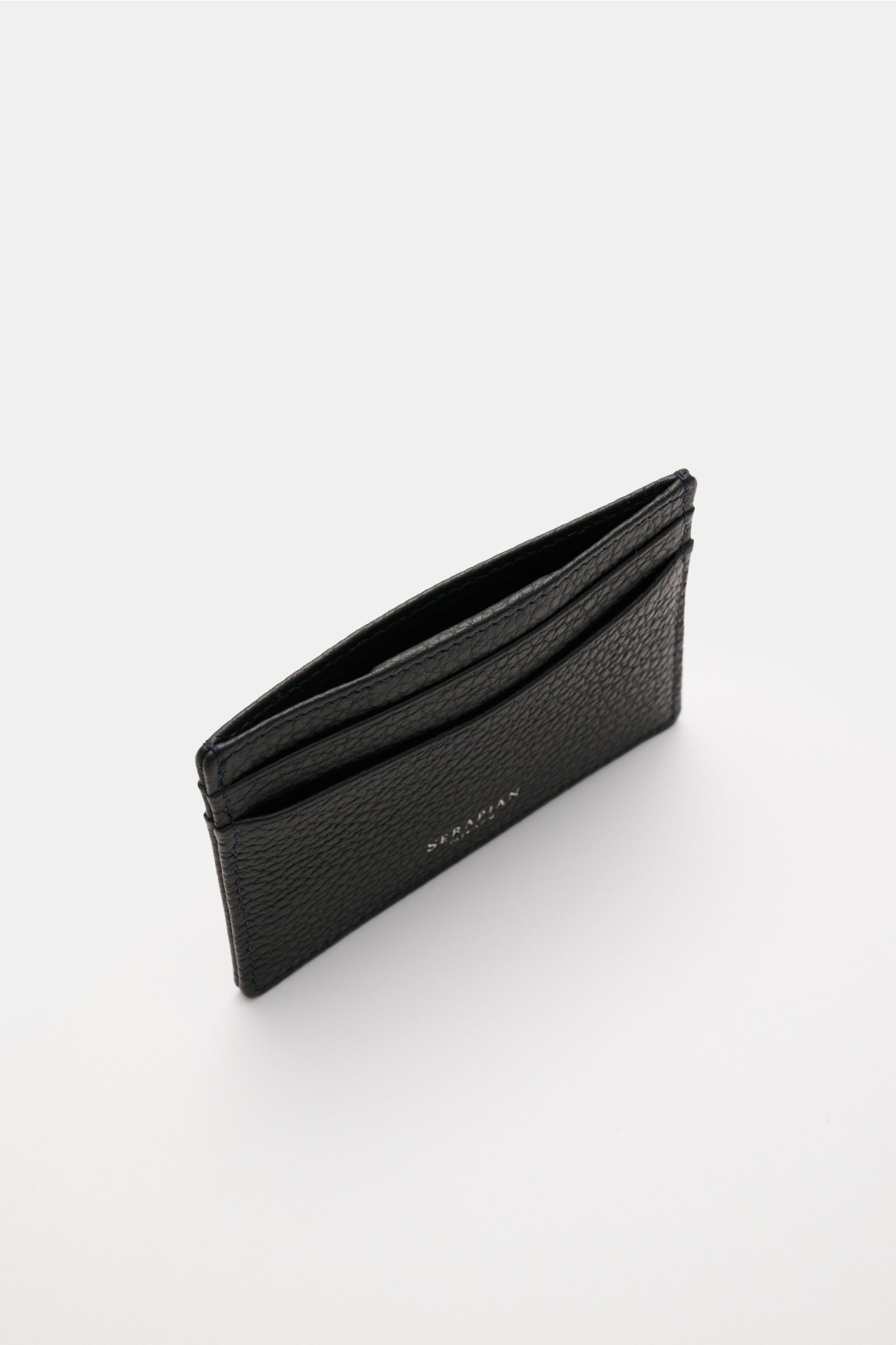 Top-side angled view of Serapian Kartenetui navy in textured cashmere calf leather with silver logo, four card slots, one main compartment.

Description: Feinste Handwerkskunst im Taschenformat: Das Kartenetui von SERAPIAN aus edlem Cashmere-Leder mit 