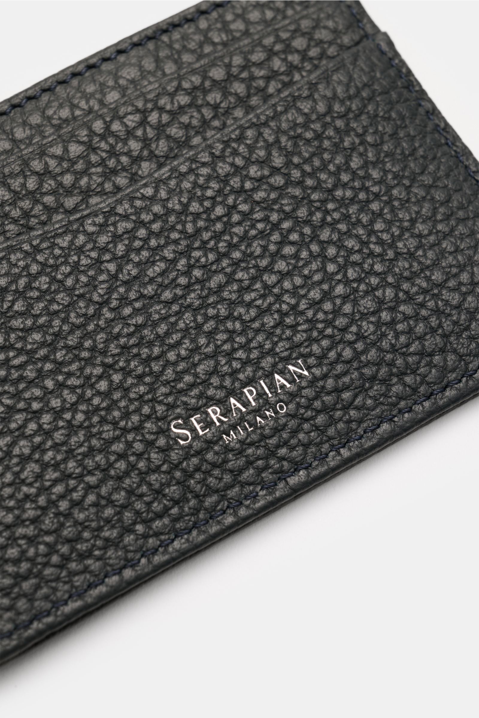 Close-up angled view of the Serapian Kartenetui navy made of textured cashmere calf leather with silver metal logo and four card slots.

Description: Feinste Handwerkskunst im Taschenformat: Das Kartenetui von SERAPIAN aus edlem Cashmere-Leder mit mark