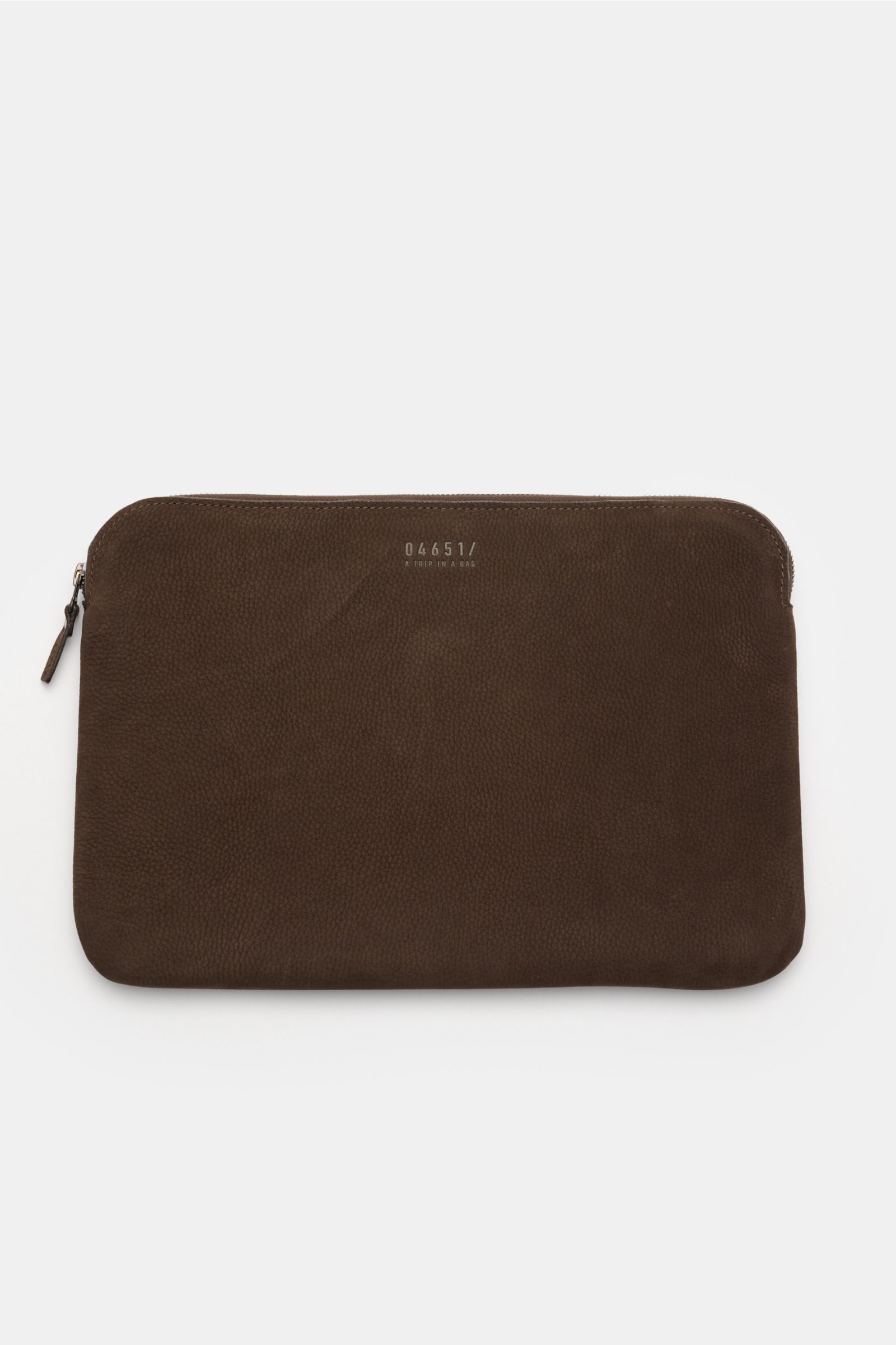 04651/ A trip in a bag Laptop Sleeve dunkelbraun aus Nubukleder, weich gefüttert, mit Reißverschluss, Frontprägung, seitlicher Perspektive.