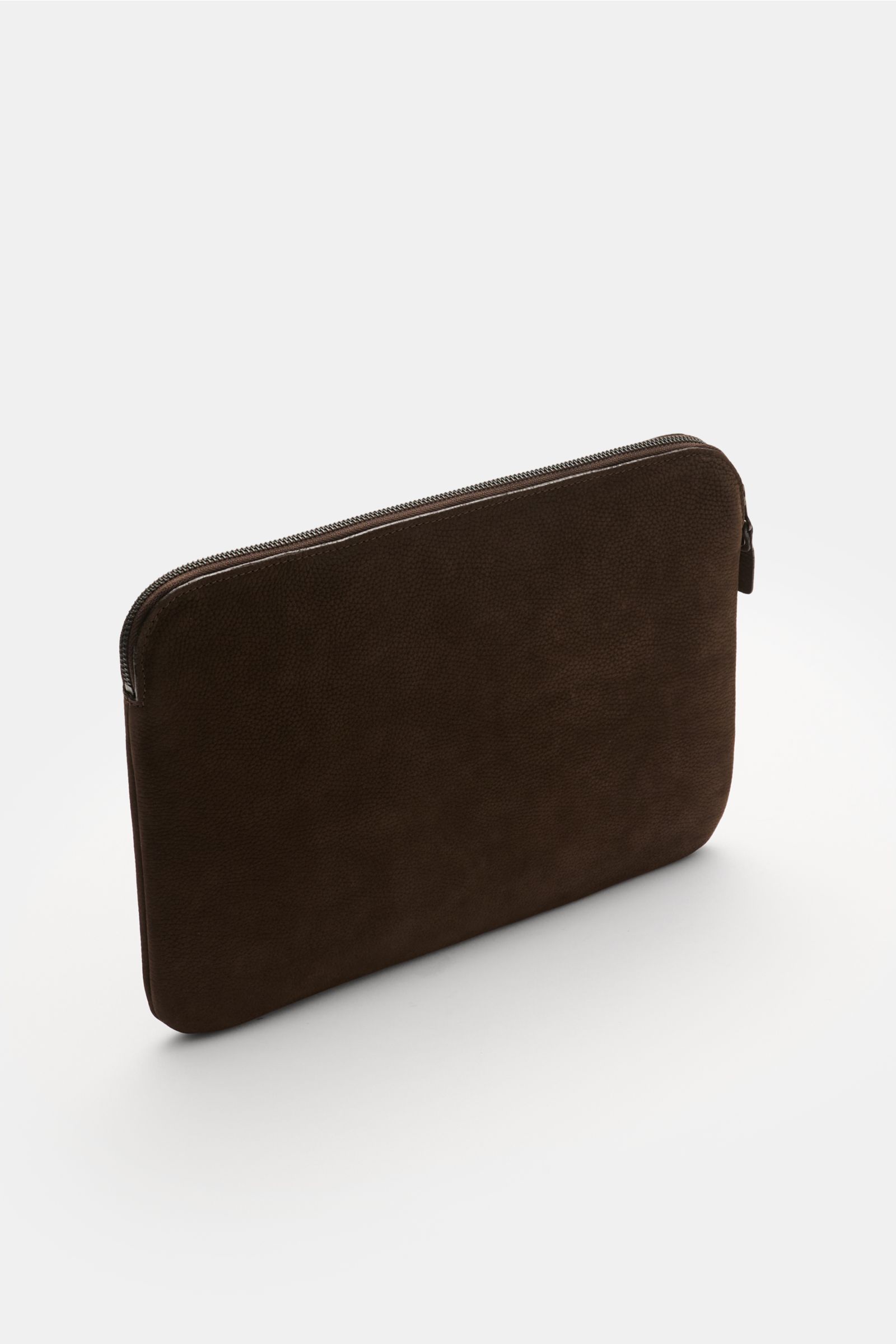 04651/ A trip in a bag Laptop Sleeve dunkelbraun aus Nubukleder, seitliche Perspektive, gepolstert, weich gefüttert, Reißverschluss, ca. 24x35x2 cm.