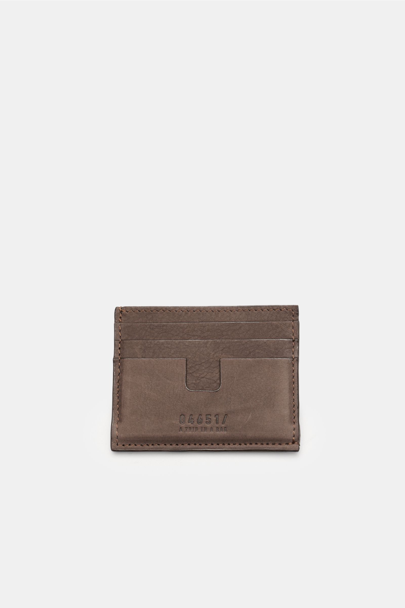 Front view of 04651/ A trip in a bag Kartenetui dunkelbraun, a flat dark brown nubuck leather cardholder with six card slots and embossed 04651/ logo.

Description: Minimalistisches Alltags-Essential: Das flache Kartenetui aus edlem Nubukleder von 0465