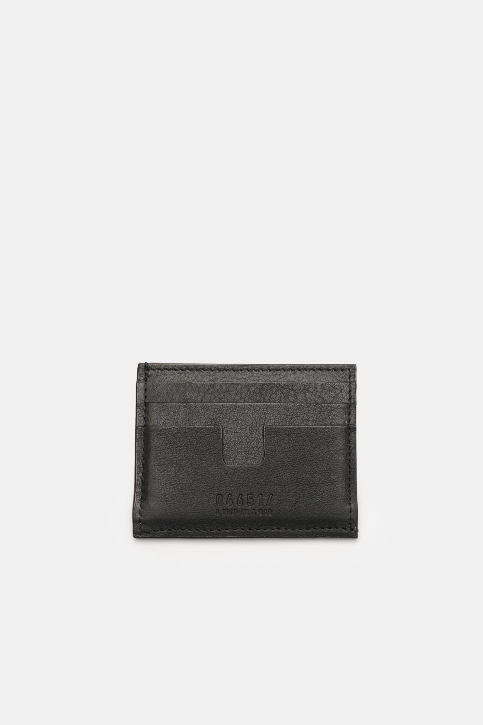 Front view of the 04651/ A trip in a bag Kartenetui schwarz, a flat black cardholder made of fine nubuck leather with six card slots, main compartment, 04651/ embossing, approximately 10 x 8 cm, minimalist everyday essential ideal for travel or daily use.
