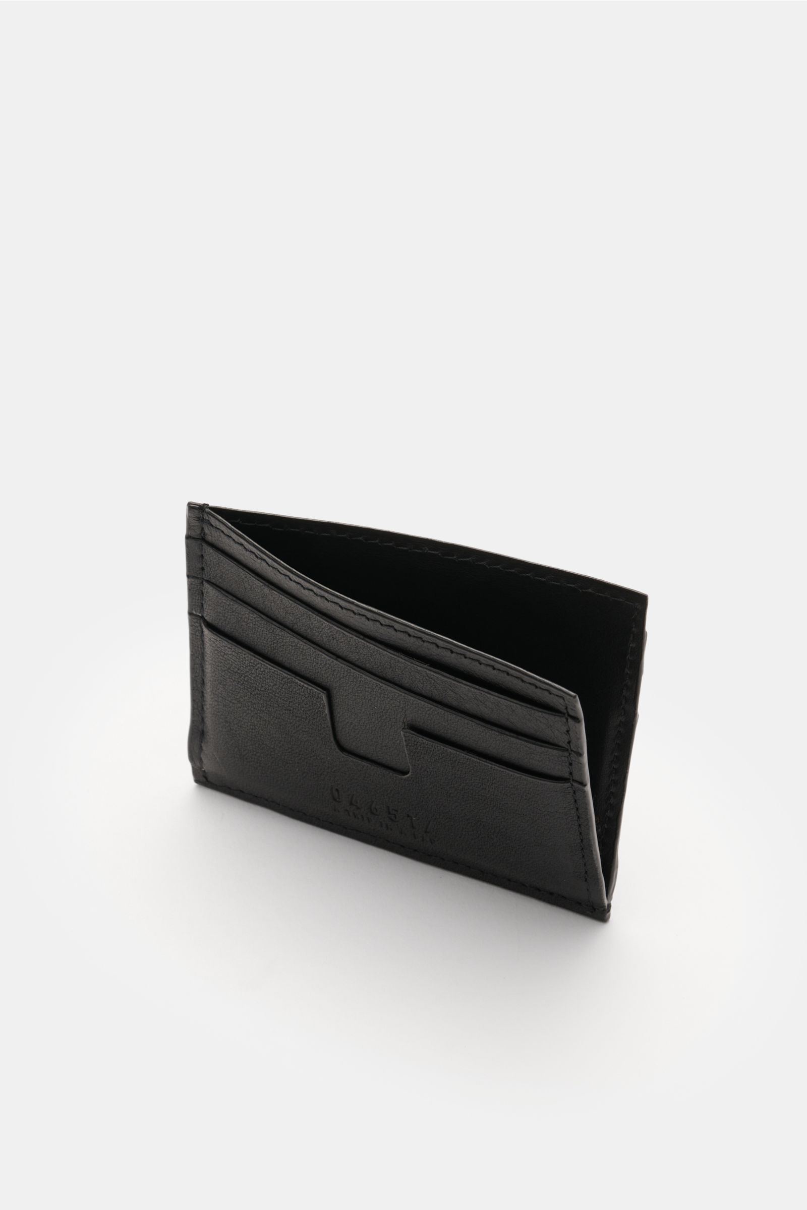 Black 04651/ A trip in a bag Kartenetui schwarz cardholder made of fine nubuck leather, photographed from a front side angle, showing six card slots and main compartment.

Description:  
Minimalistisches Alltags-Essential: Das flache Kartenetui aus edl