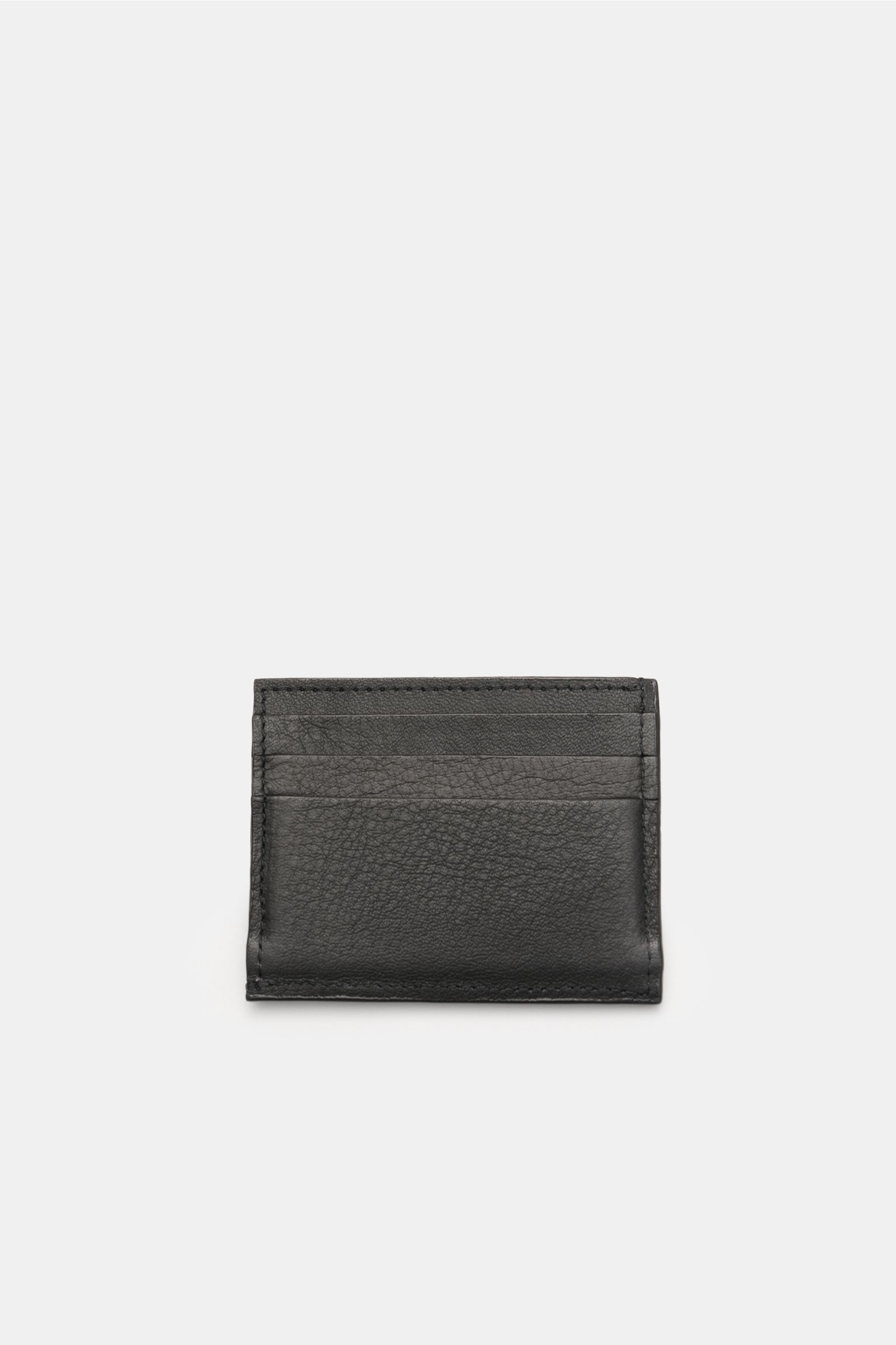 Front view of the 04651/ A trip in a bag Kartenetui schwarz, a minimalist flat cardholder made of elegant black nubuck leather with six card slots, main compartment, and 04651/- embossing, measuring approximately 10 x 8 cm.

Minimalistisches Alltags-Es