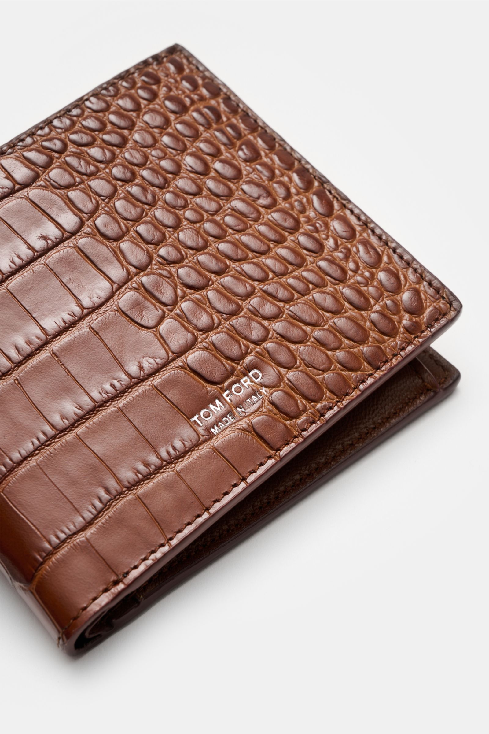 Tom Ford Portemonnaie braun aus edlem Kalbleder im Reptilien-Look mit dezenter Logo-Prägung, seitlich fotografiert, Maße ca. 12x9,5x2,5 cm.