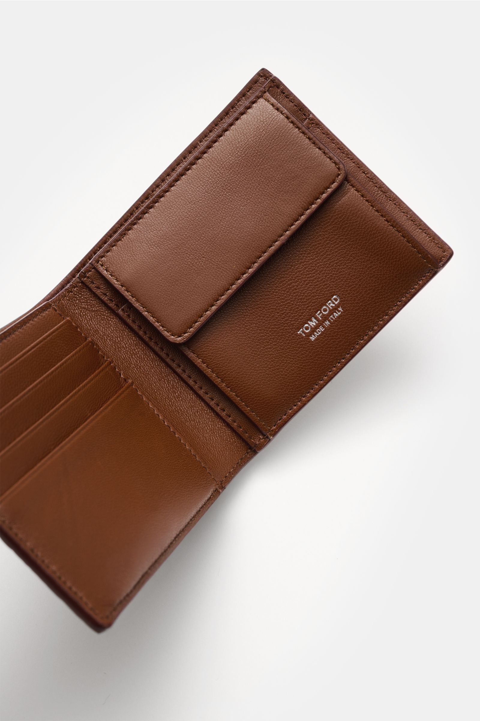 Tom Ford Portemonnaie braun aus Kalbleder im Reptilien-Look, geöffnet von oben fotografiert, mit Münzfach, Kartenfächern und Logo-Prägung.