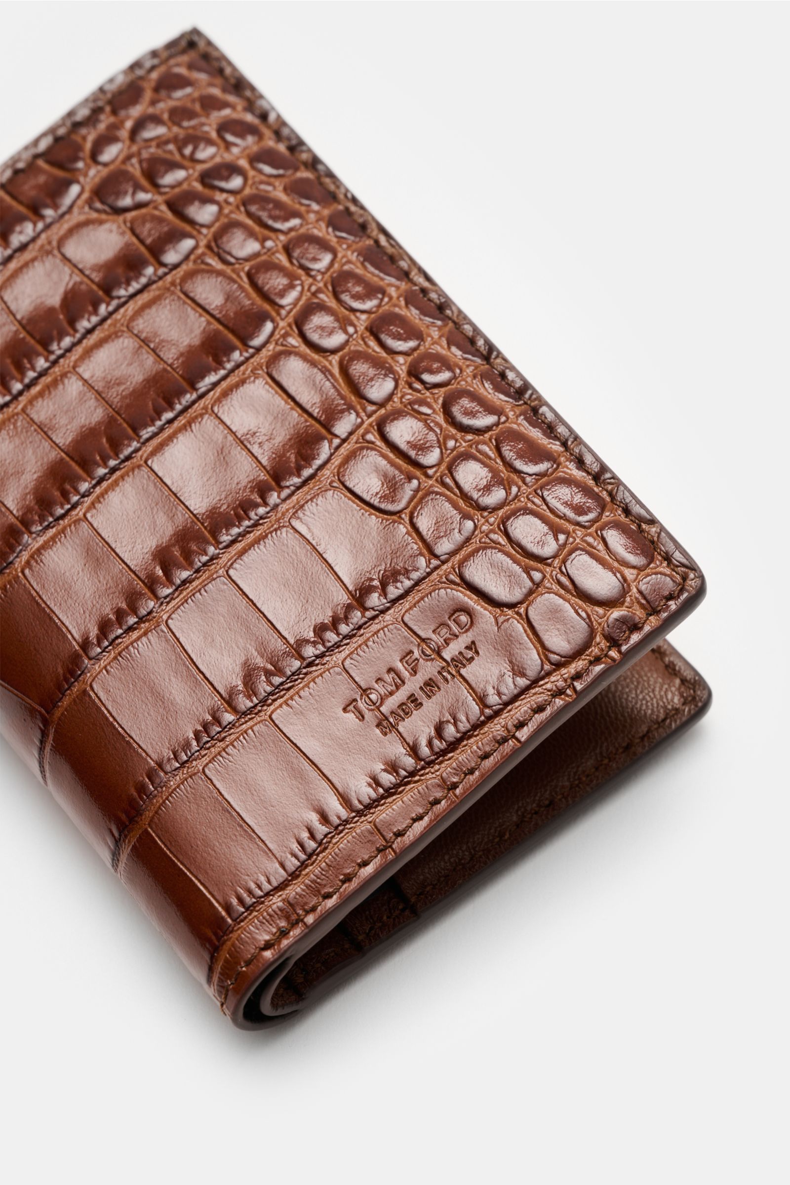 Tom Ford Portemonnaie braun aus edlem Kalbleder im Reptilien-Look, seitlich fotografiert mit sichtbarer TOM FORD-Prägung, sechs Kartenfächern und Banknotenfach.