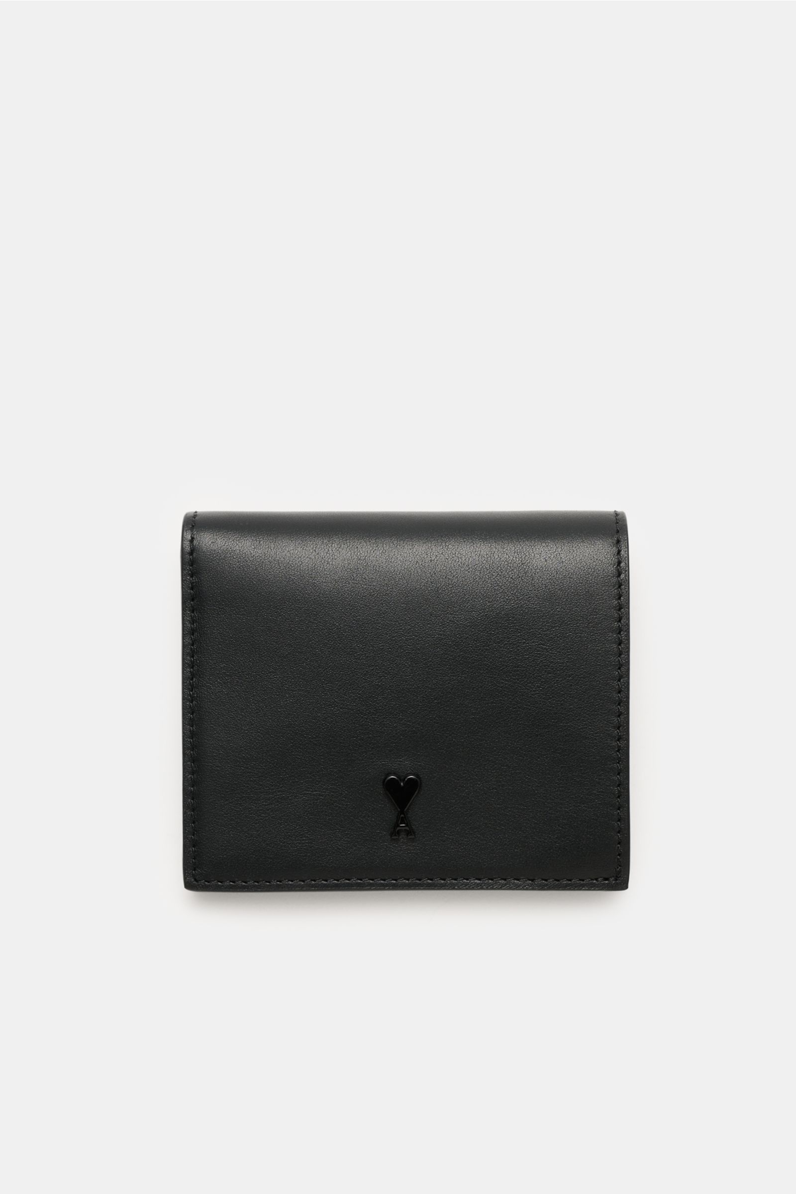 Ami Paris Portemonnaie schwarz aus fein genarbtem Kalbleder, frontal fotografiert, mit Logo, Münzfach, Kartenfächern, Banknotenfach, ca. 11x9 cm.