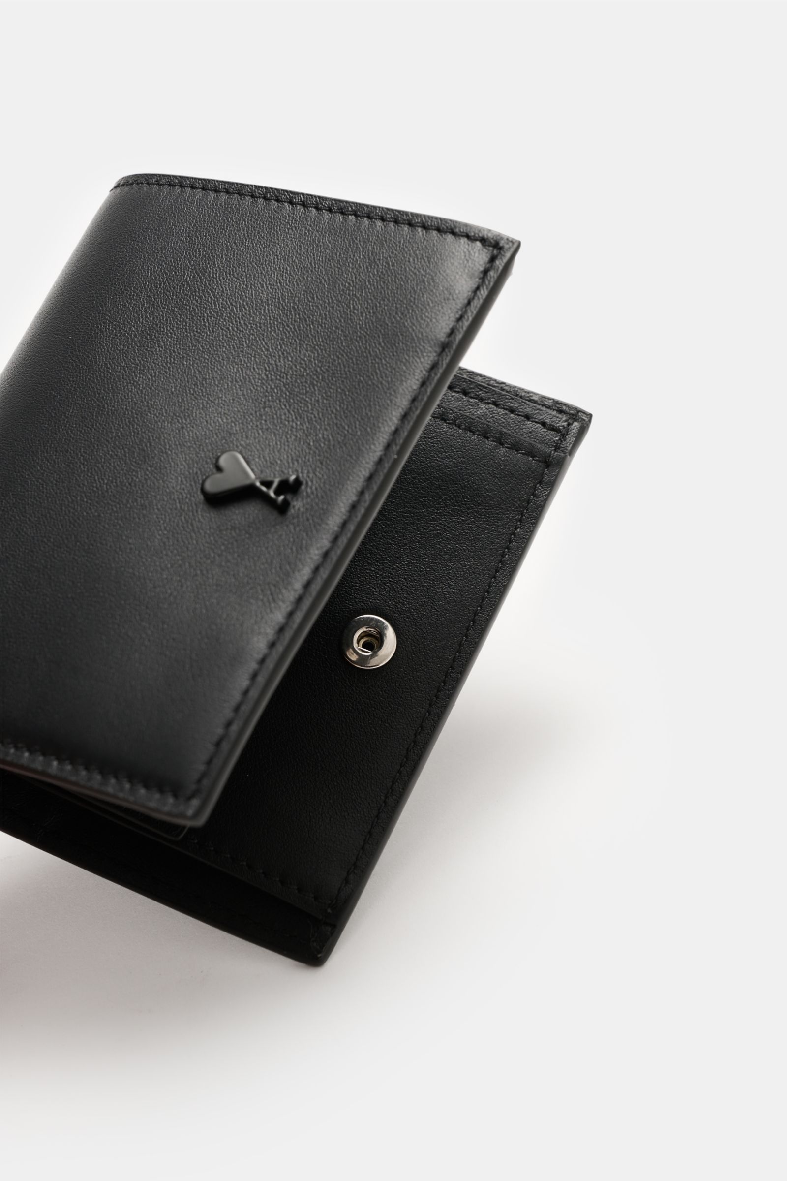 Ami Paris Portemonnaie schwarz aus fein genarbtem Kalbleder, frontales Logo, geöffnet fotografiert, mit Münzfach, Karten- und Banknotenfächern.