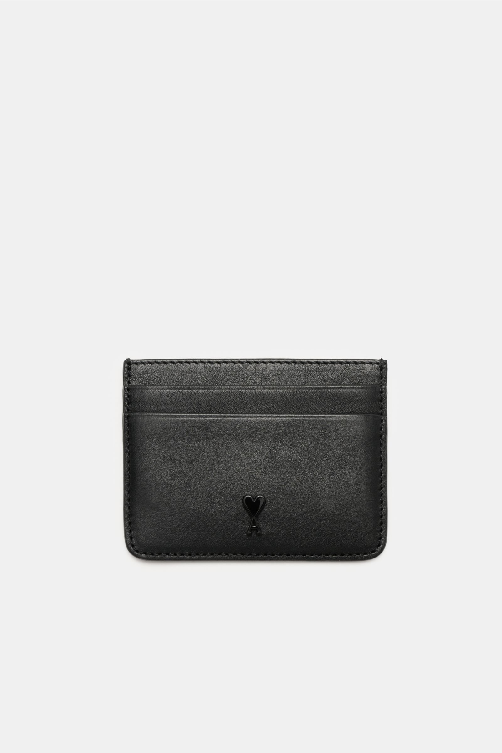 Front view of Ami Paris Kartenetui schwarz in finely grained black calf leather, featuring four card slots, one central compartment, and a front logo, measuring approx. 10 cm x 8 cm.

Description: 
Stilvolles Accessoire für den Alltag: Dieses Kartenetu