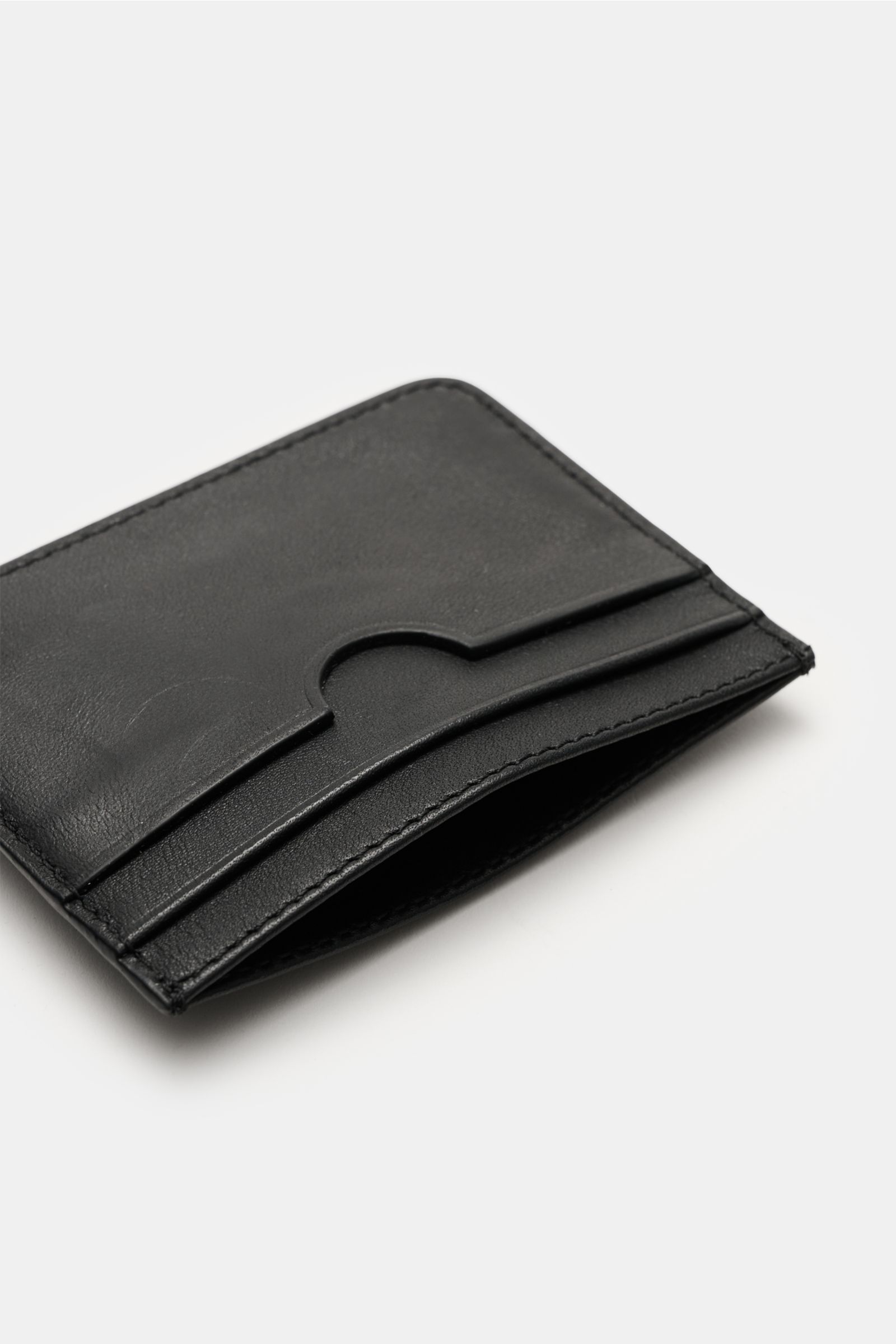 Front-side close-up of Ami Paris Kartenetui schwarz, a sleek black cardholder made of finely grained calf leather with logo on front.

Stilvolles Accessoire für den Alltag: Dieses Kartenetui von AMI PARIS überzeugt mit zeitlosem Design und bewart Ihre 
