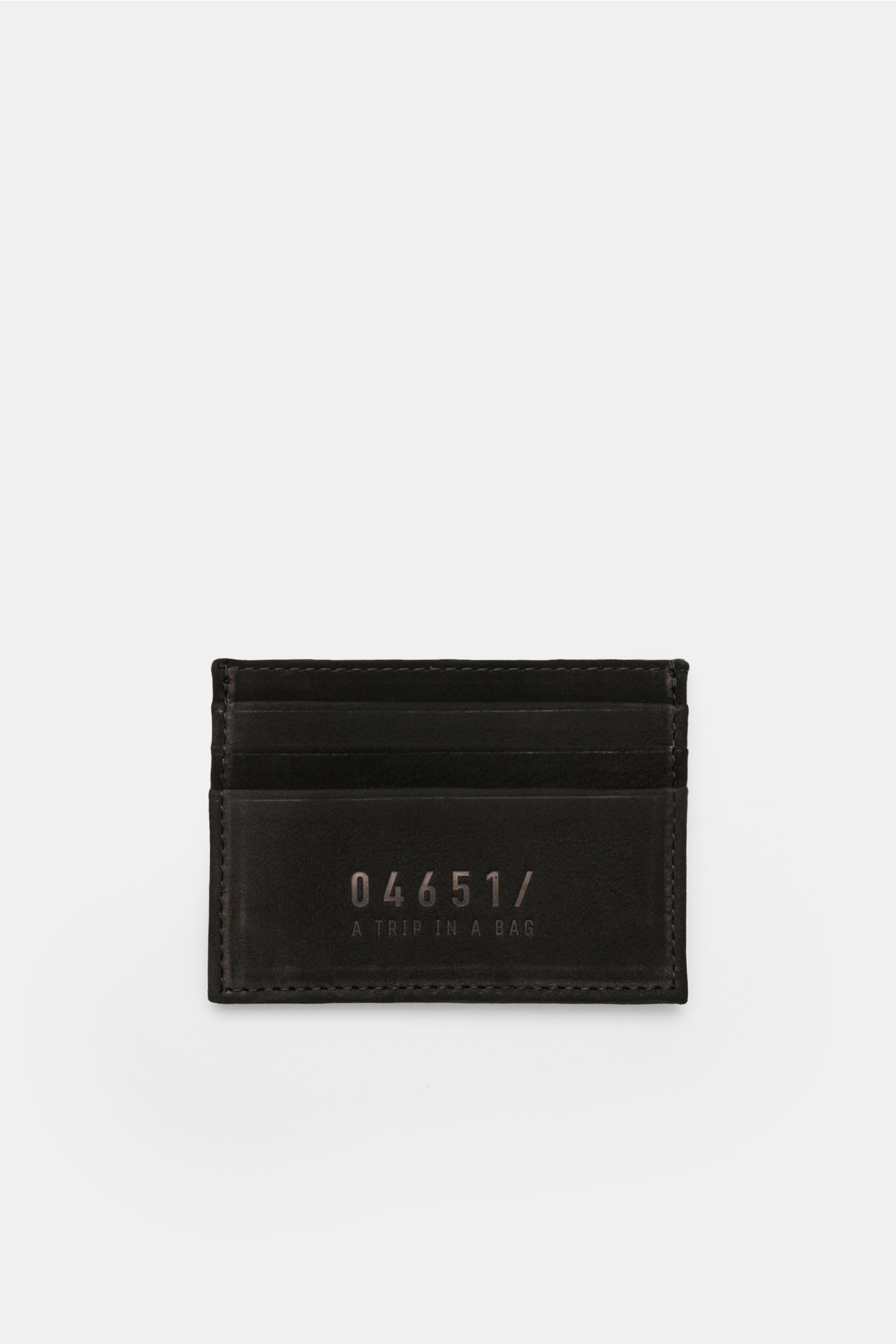 Front view of the 04651/ A trip in a bag Kartenetui schwarz, a black flat cardholder made of fine velour leather with six card slots and embossed logo, approx. 10 x 8 cm.

Minimalistisches Alltags-Essential: Das flache Kartenetui aus edlem Veloursleder
