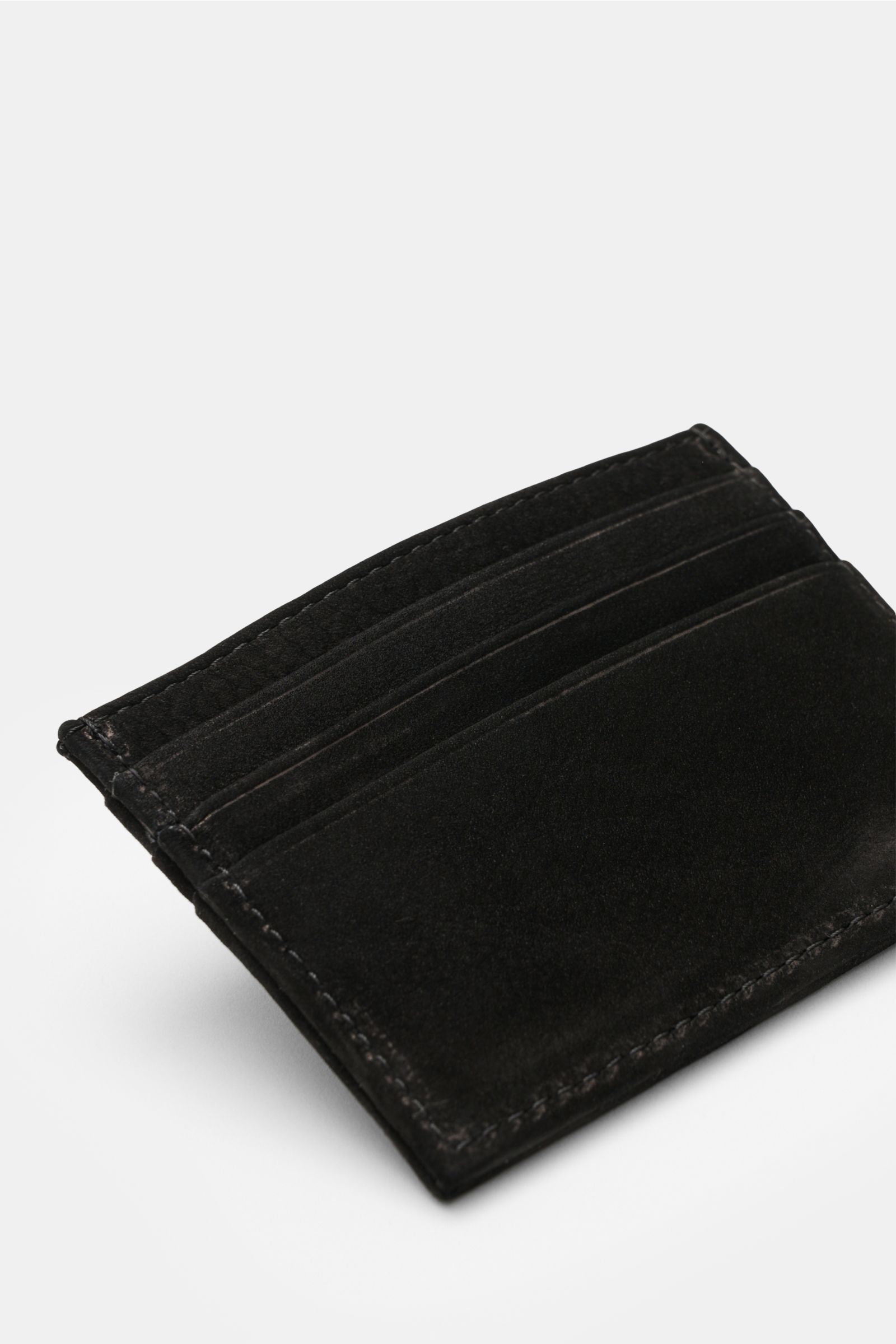 Close-up of the black 04651/ A trip in a bag Kartenetui schwarz, flat cardholder in elegant velour leather shown from a top-side angle with six card slots visible.

Minimalistisches Alltags-Essential: Das flache Kartenetui aus edlem Veloursleder von 04