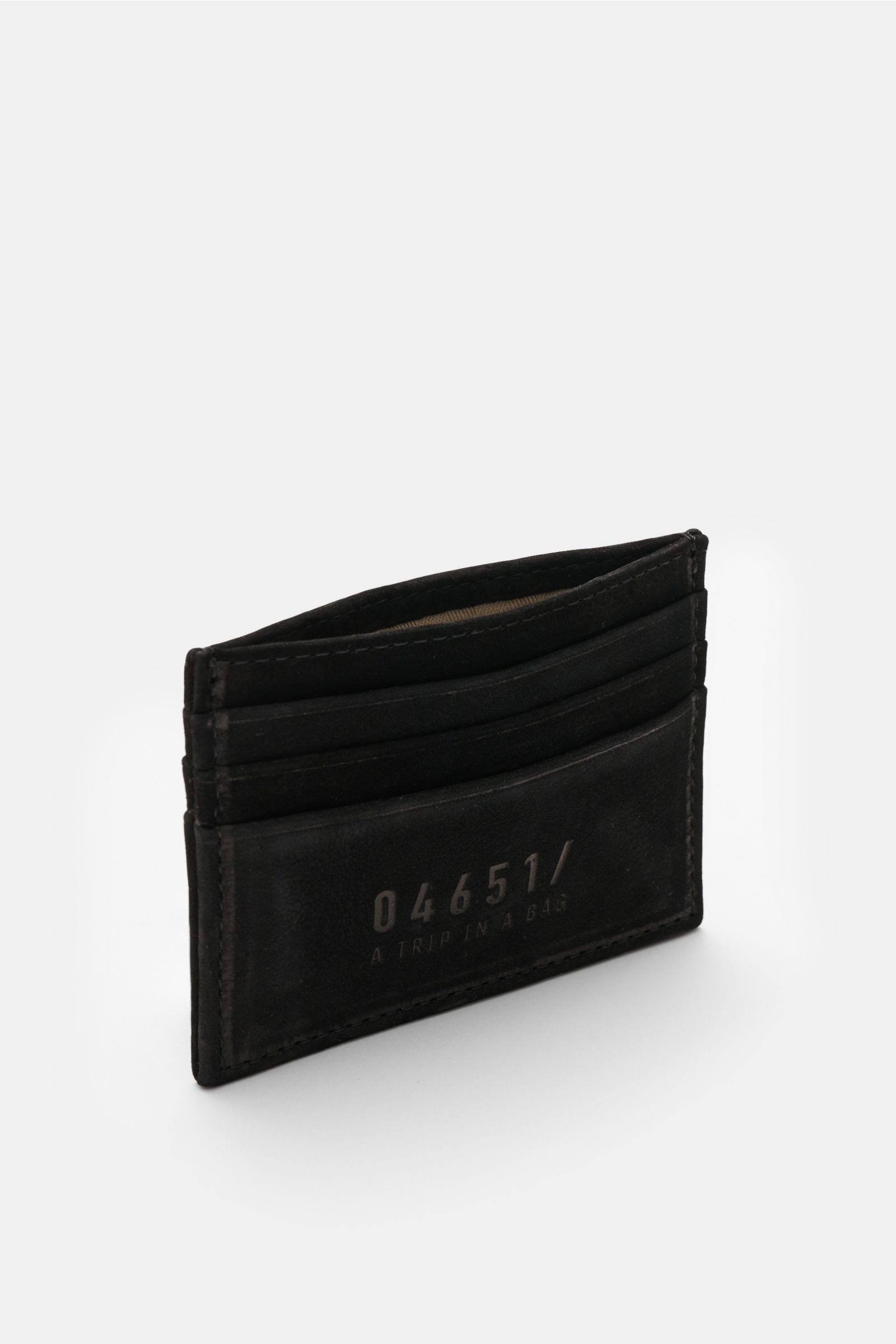Side angled view of the black 04651/ A trip in a bag Kartenetui schwarz, a minimalist cardholder in fine velour leather with six card slots and main compartment.

Minimalistisches Alltags-Essential: Das flache Kartenetui aus edlem Veloursleder von 0465