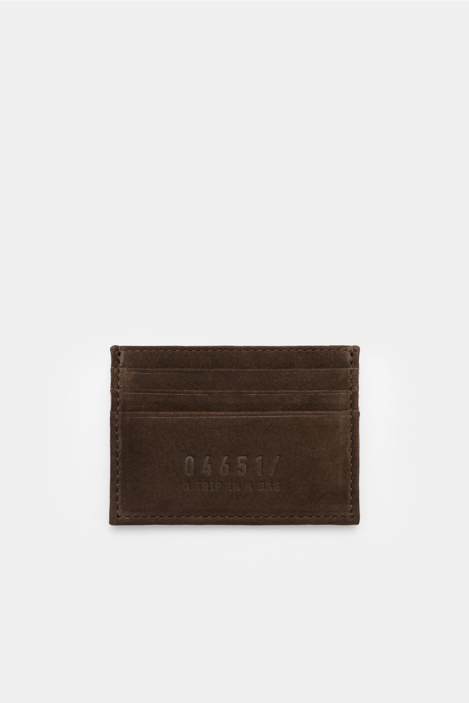 Top-down view of the 04651/ A trip in a bag Kartenetui dunkelbraun, a minimalist flat cardholder in dark brown velour leather, with six card slots, main compartment, 04651/ embossed, approx. 10 x 8 cm, ideal for everyday use or travel.