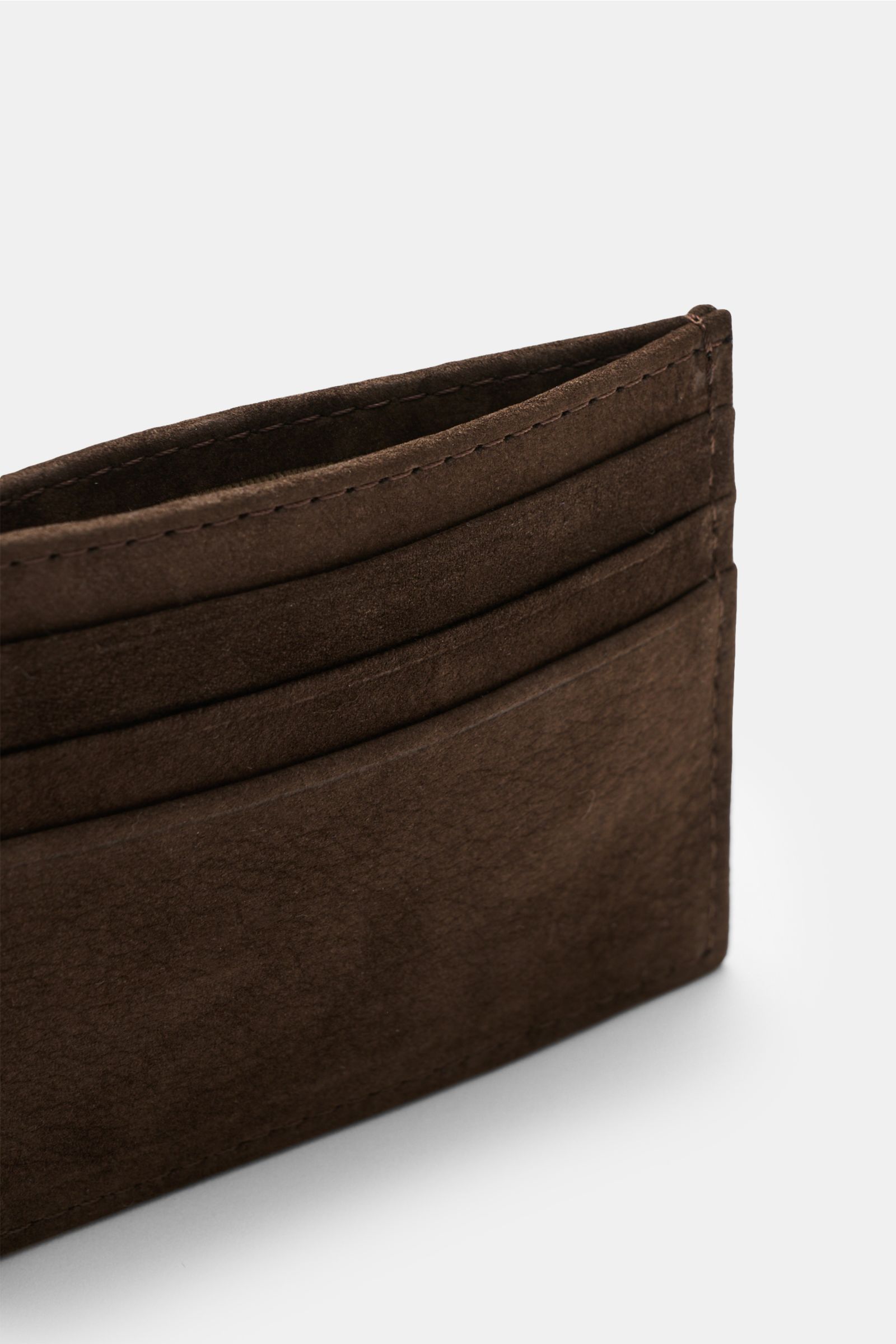 Close-up side view of the 04651/ A trip in a bag Kartenetui dunkelbraun, a flat dark brown cardholder made of fine suede leather with six card slots and main compartment.

Additional description:
Minimalistisches Alltags-Essential: Das flache Kartenetu