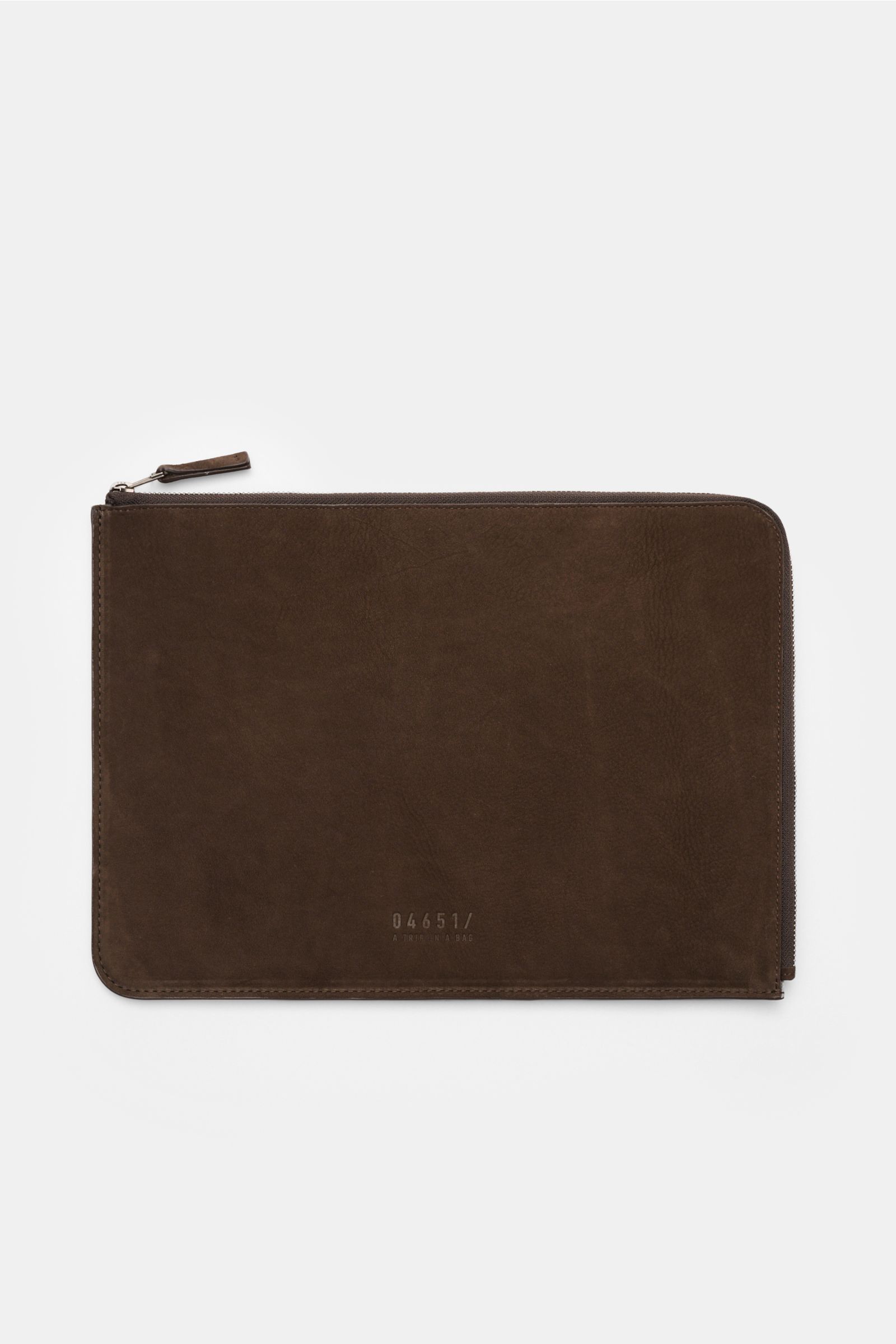 Top-down view of the 04651/ A trip in a bag Laptop Sleeve dunkelbraun, a padded, soft-lined dark brown leather case with zipper and embossed logo, designed for 14' laptops, featuring smooth velour leather, textile lining, inner slip pocket, and dimensions