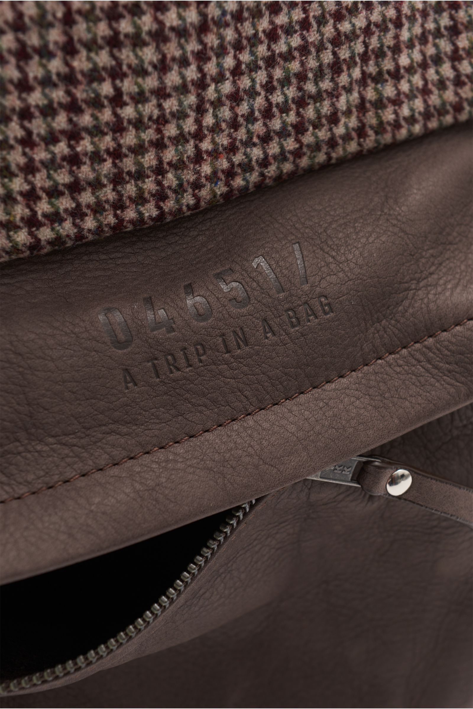 04651/ A trip in a bag Rucksack beige/dunkelbraun/bordeaux kariert 04651/ A trip in a bag Rucksack beige/dunkelbraun/bordeaux kariert