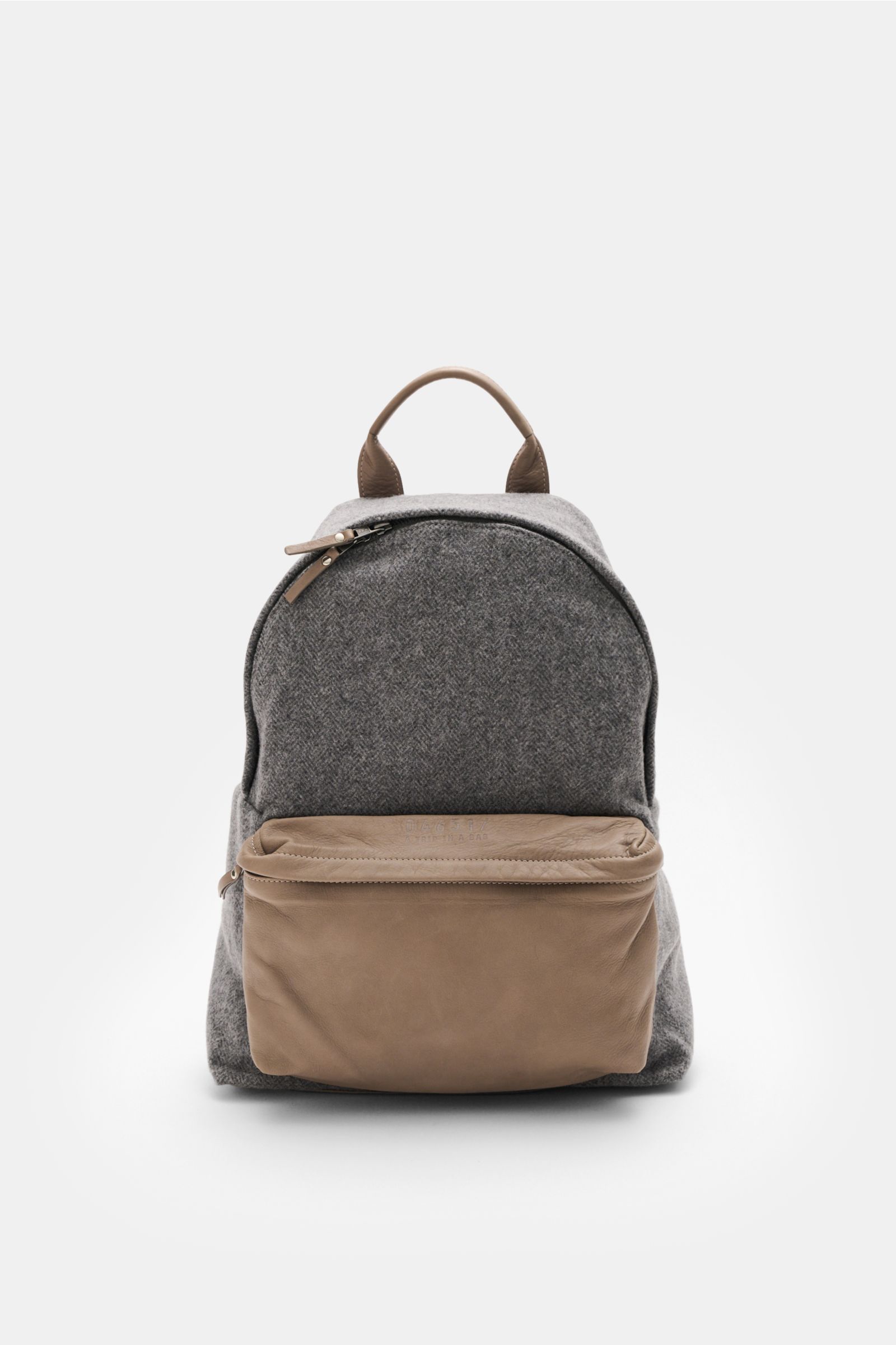 Frontansicht des 04651/ A trip in a bag Rucksacks 'Herringbone' grau meliert/taupe mit Fischgratmuster, Nappaleder, zwei Außenfächern, verstellbaren Riemen und brünierter Hardware.