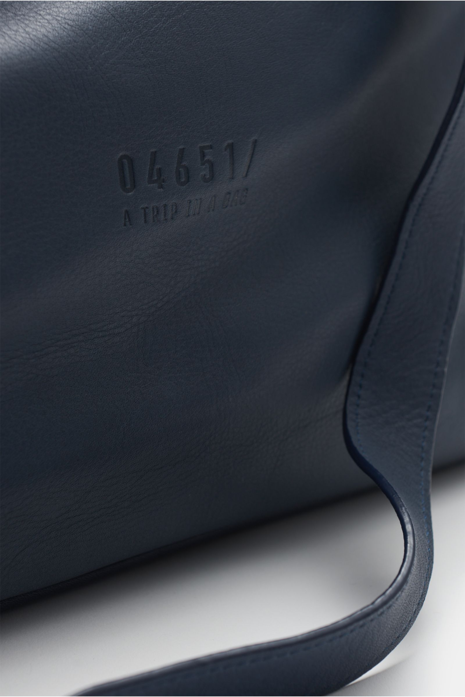 04651/ A trip in a bag Tasche 'Messenger Bag Nubuck' rauchblau