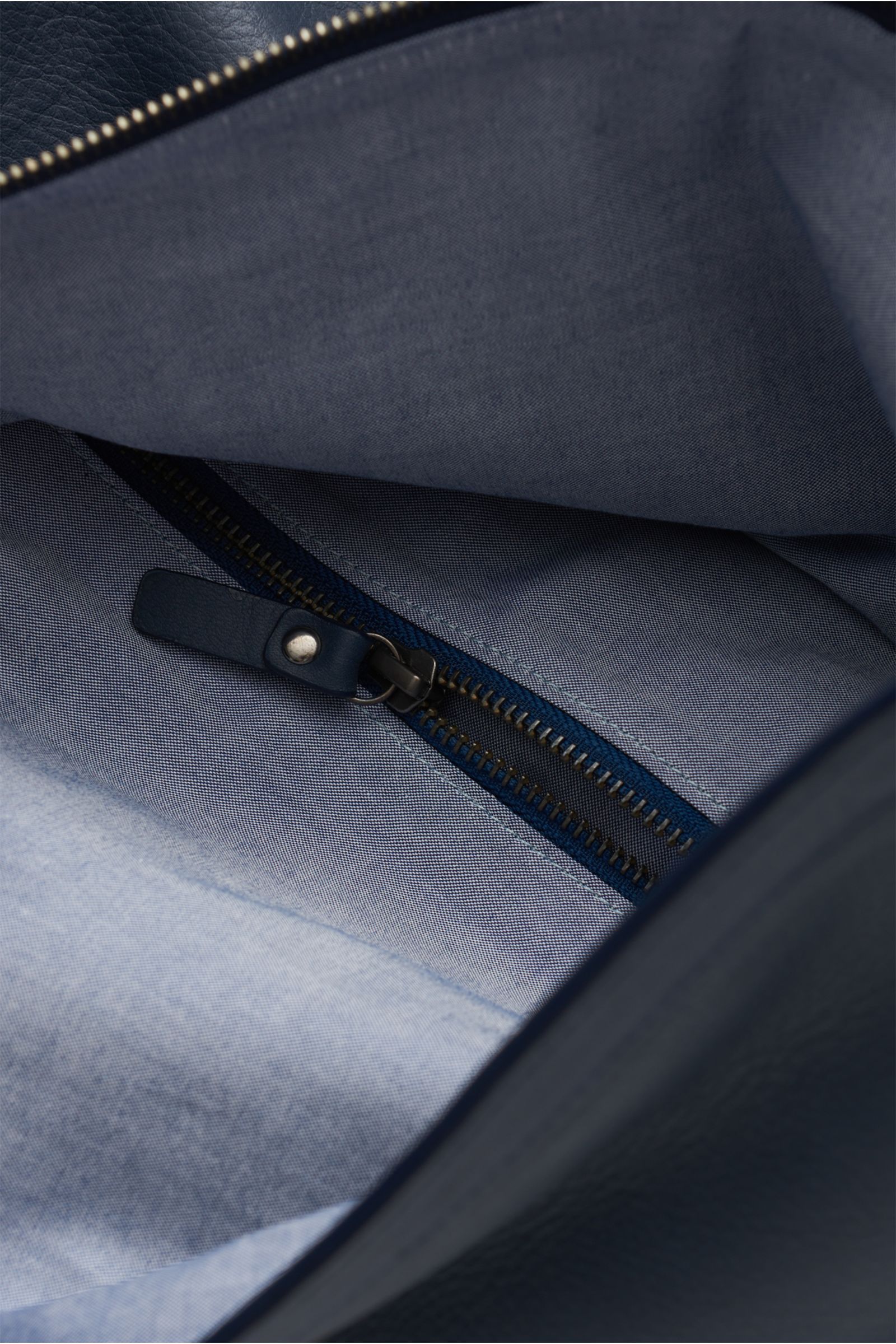 04651/ A trip in a bag Tasche 'Messenger Bag Nubuck' rauchblau