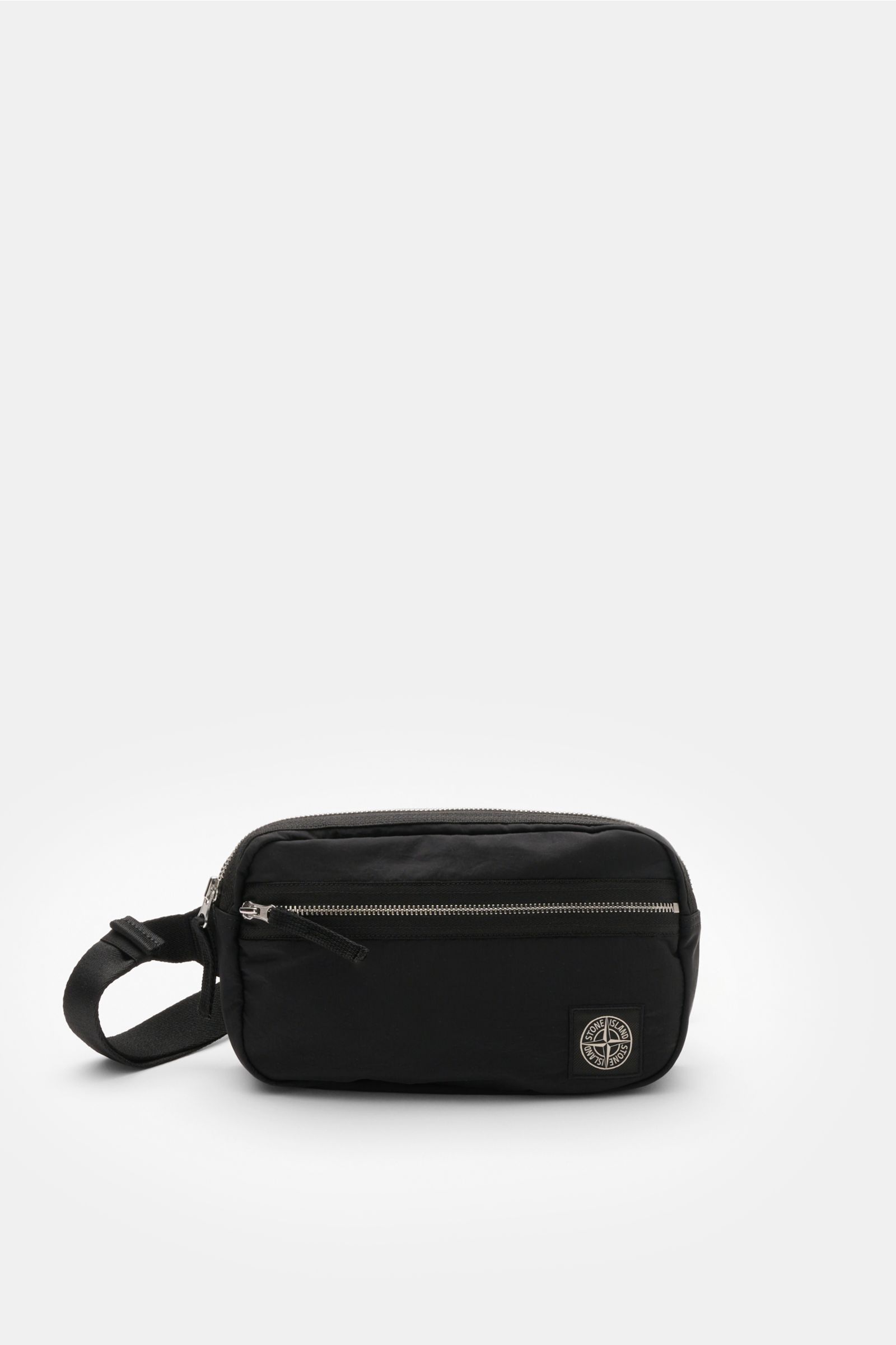 Front view of the Stone Island Gürteltasche schwarz, a minimalist black nylon belt bag with silver hardware, zippered outer pocket, robust strap, and signature patch. Praktisches Accessoire von STONE ISLAND: In dieser minimalistischen Gürteltasche aus 