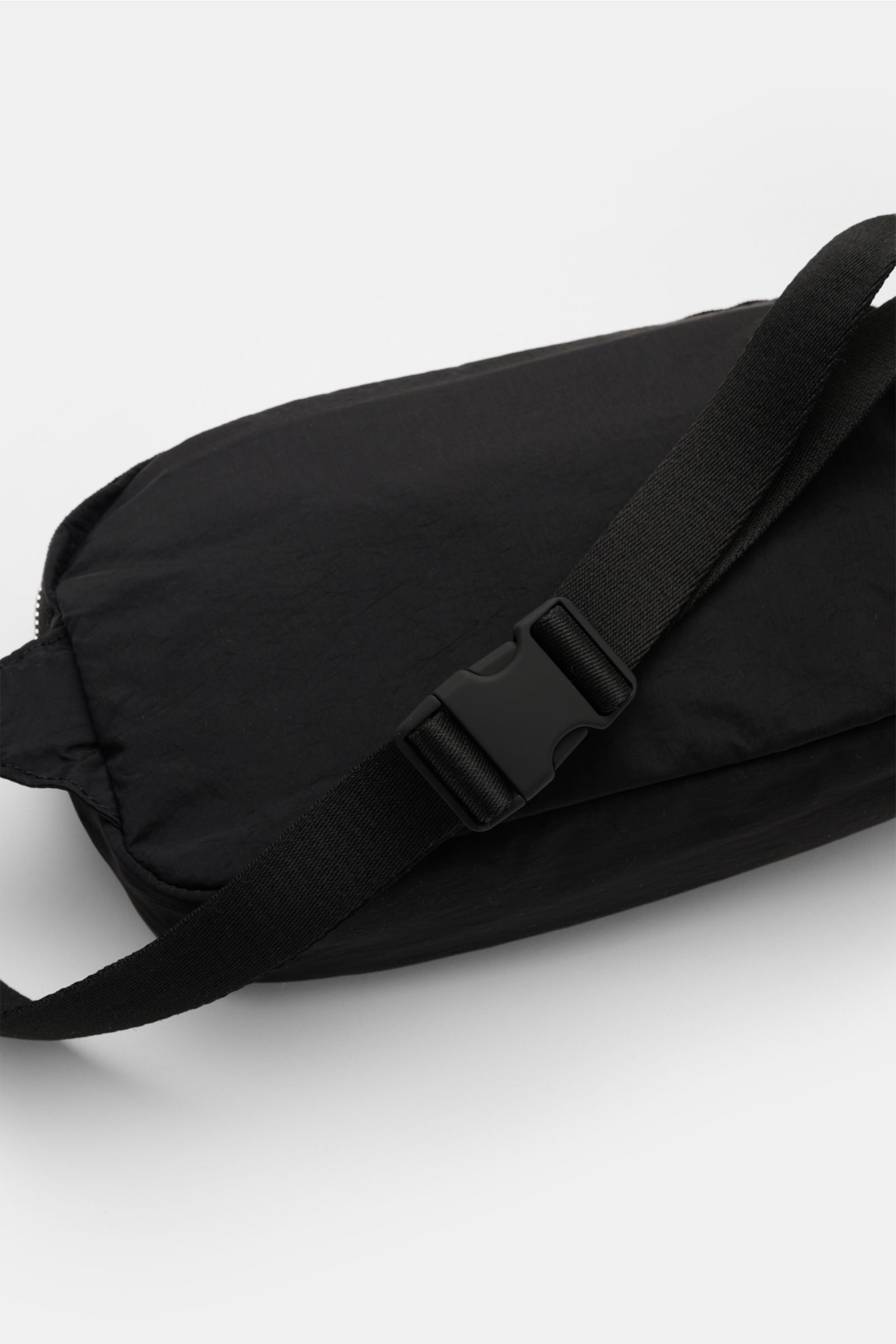 Side-top view of Stone Island Gürteltasche schwarz in black nylon with robust strap, silver hardware, zippered outer pocket, and signature patch.

Praktisches Accessoire von STONE ISLAND: In dieser minimalistischen Gürteltasche aus angesagtem Nylon mit