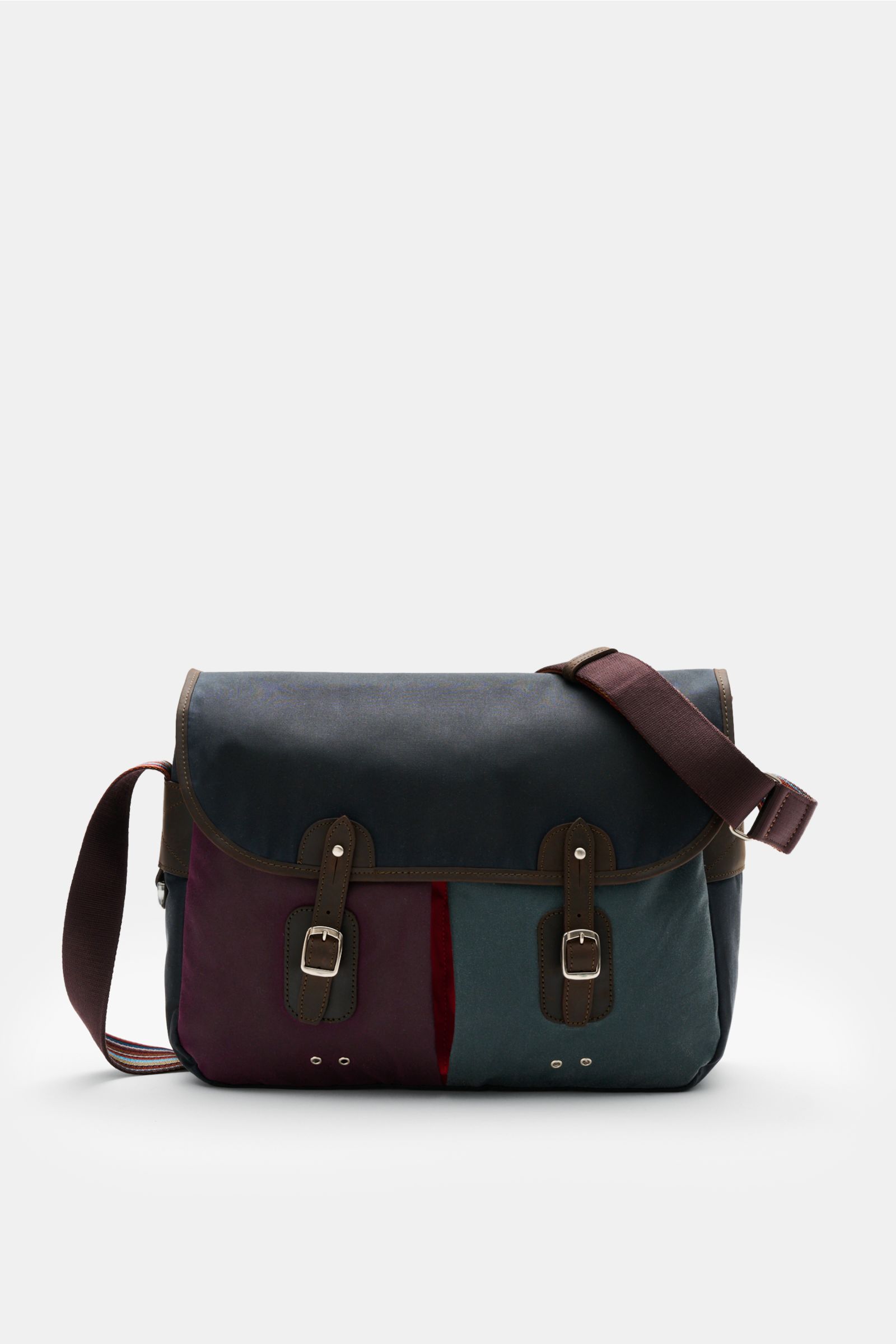 Frontal fotografierte Barbour Umhängetasche 'Tarras' navy/bordeaux/petrol aus gewachster Baumwolle mit Lederdetails, silberfarbener Hardware, zwei Außenfächern und robustem Schultergurt.