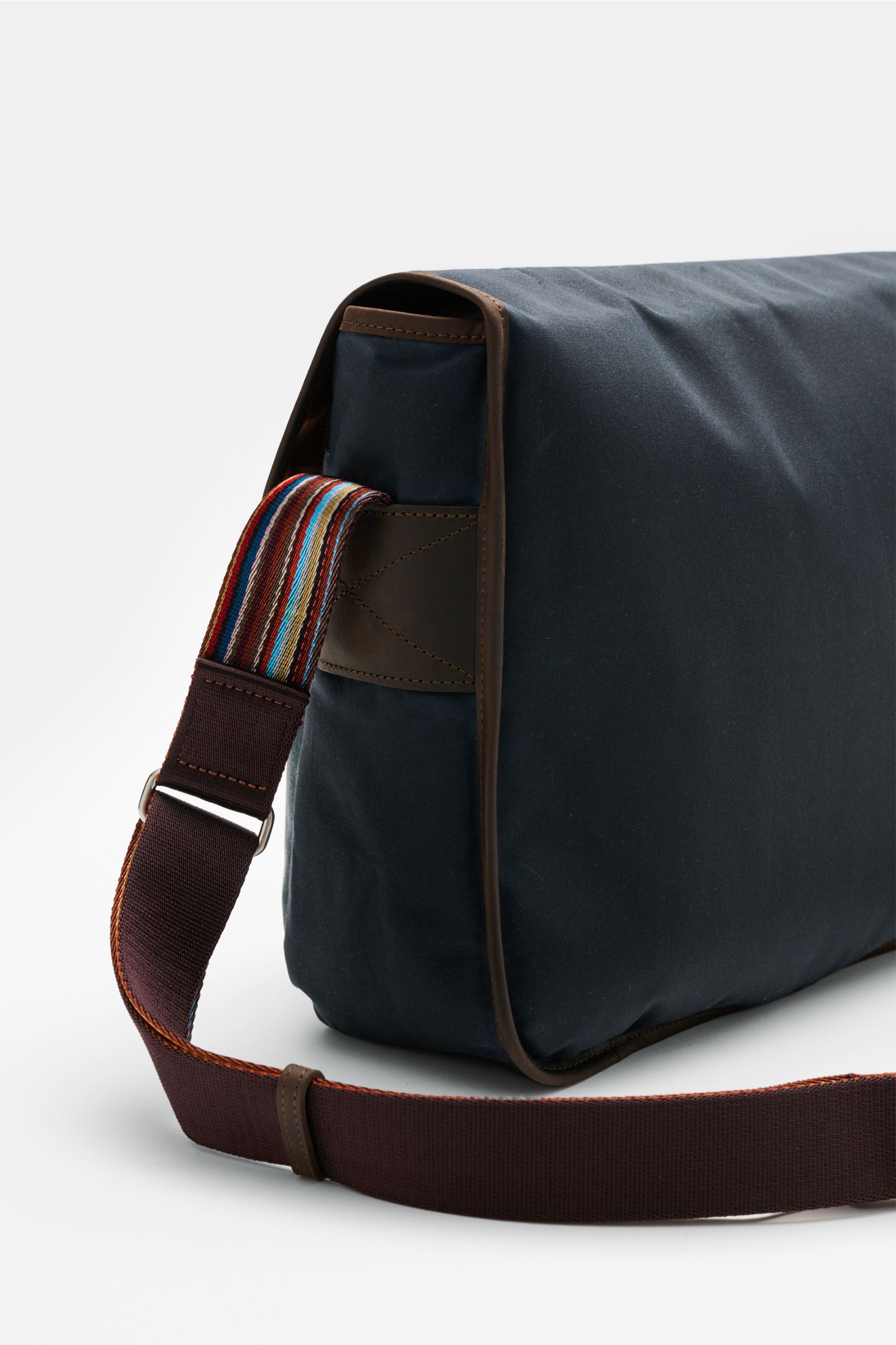 Barbour Umhängetasche ’Tarras’ navy/bordeaux/petrol, seitliche Nahaufnahme, gewachste Baumwolle, Lederdetails, bunter Schultergurt, robust, geräumig, Laptopfach.