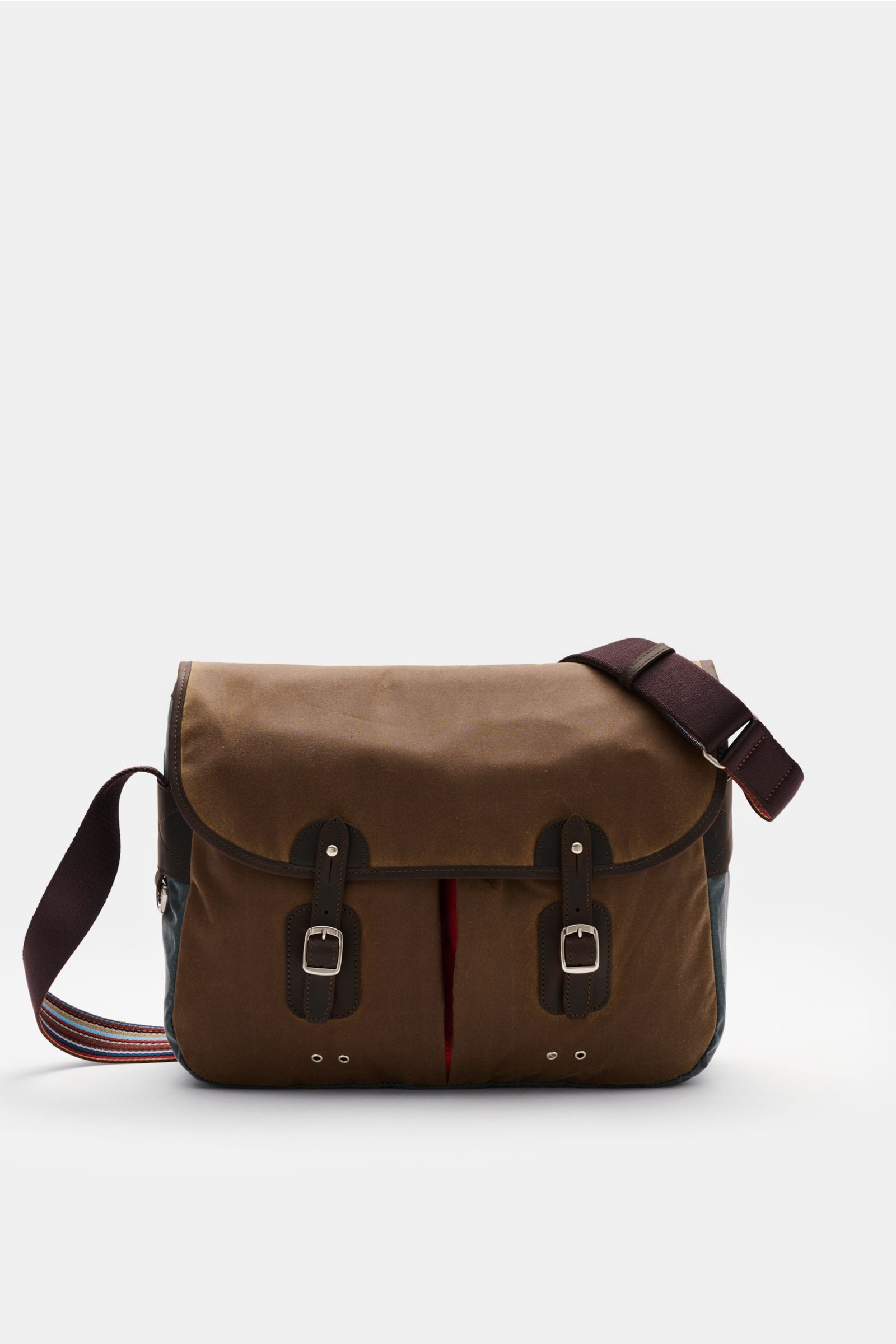 Barbour Umhängetasche 'Tarras' braun/petrol aus gewachster Baumwolle, mit Lederdetails, silberfarbener Hardware, zwei Außenfächern, Schultergurt, von vorne fotografiert.