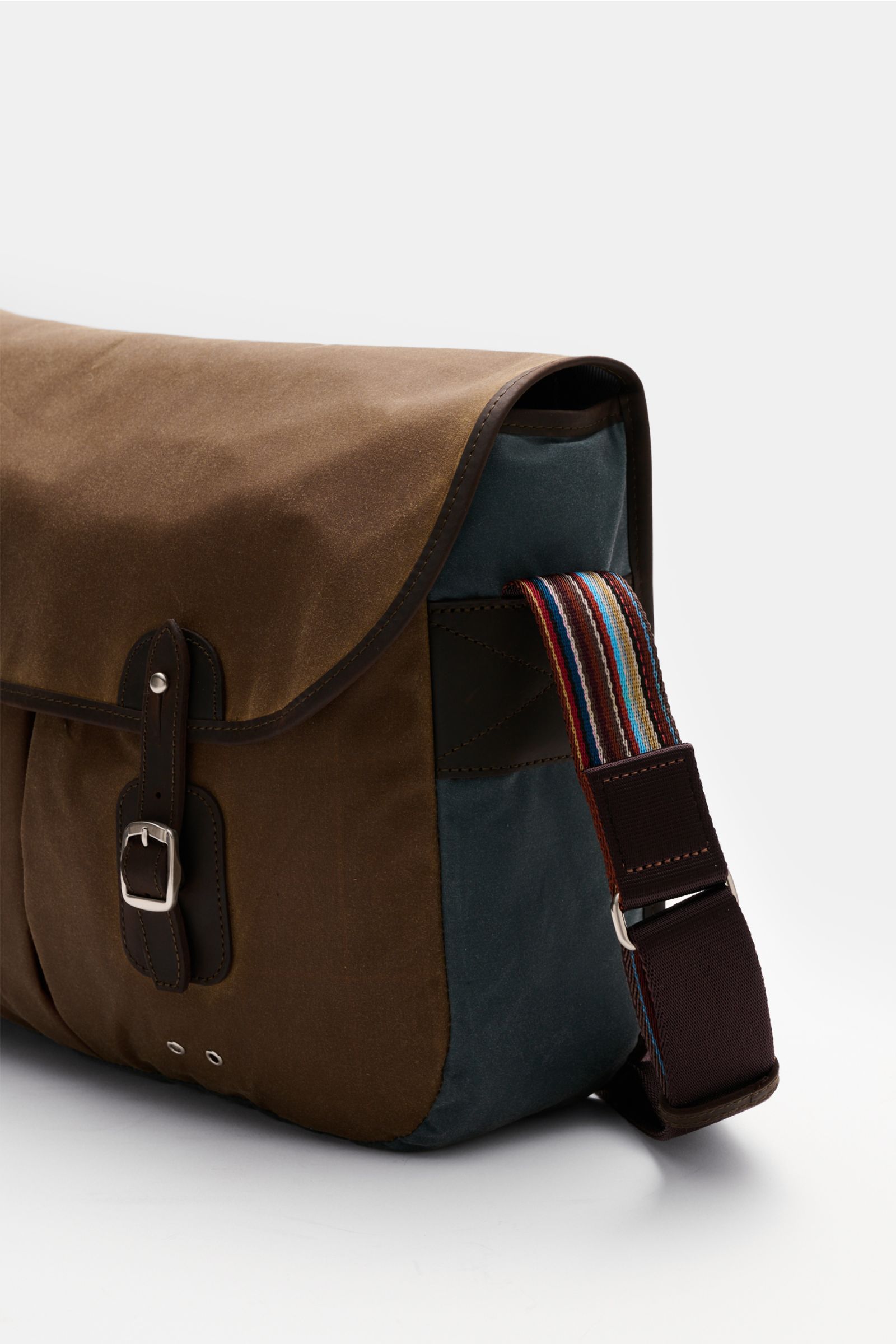 Alt-Tag (124 Zeichen): Nahaufnahme der Barbour Umhängetasche 'Tarras' braun/petrol im Retro-Look aus gewachster Baumwolle mit robustem Schultergurt.