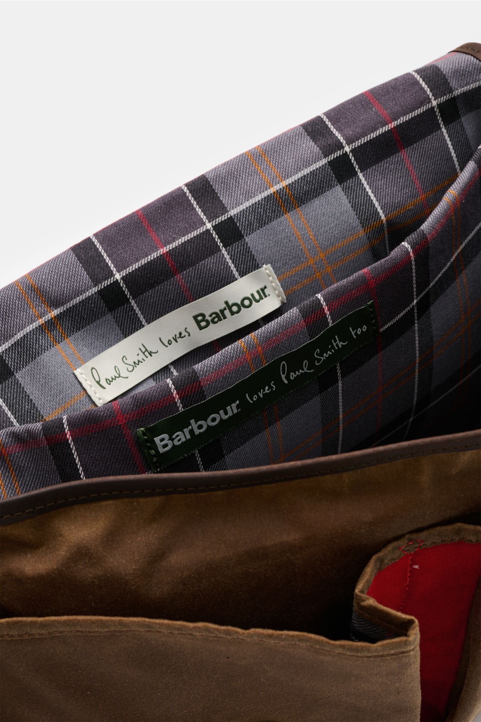 Barbour Umhängetasche 'Tarras' braun/petrol, Detailansicht Innenfach mit kariertem Futter, gewachste Baumwolle, Lederdetails, robust.