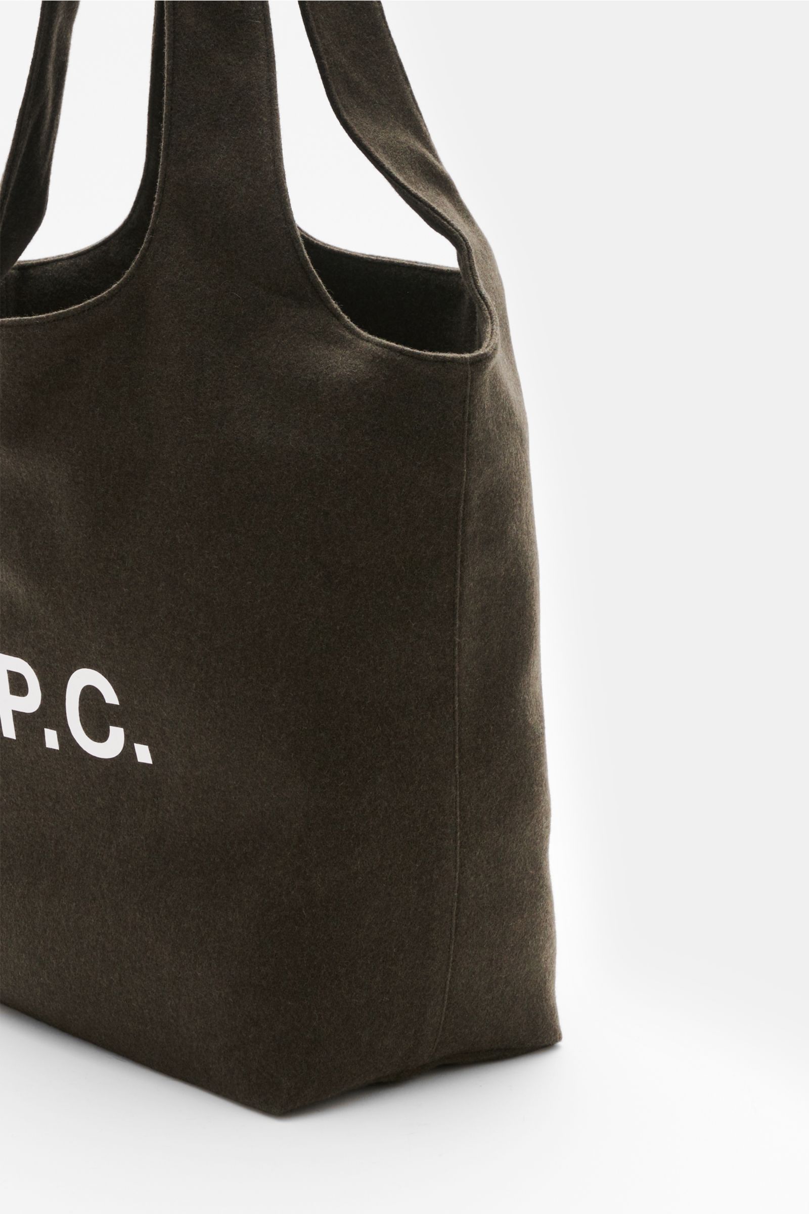 A.P.C. Shopper 'Ninon' dark olive aus Wolle, Microfaser, Cashmere, mit breiten Henkeln, geräumigem Hauptfach, Steckfach, Front-Logo, 48x36x17 cm, seitliche Nahaufnahme.